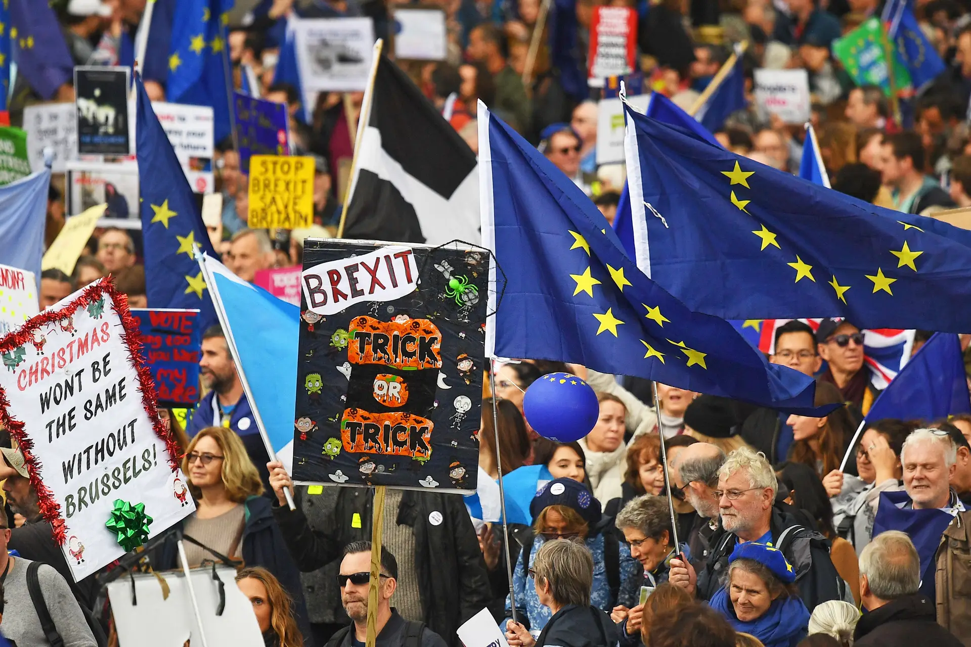 “Vamos tentar que haja eleições antes do Natal”. BBC diz que Governo britânico ameaça não levar acordo a votos