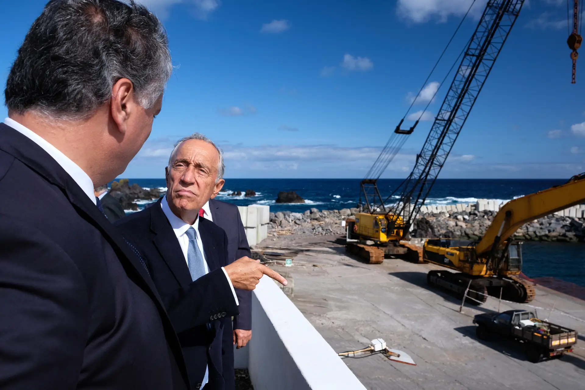 Marcelo Rebelo de Sousa, acompanhado pelo presidente do Governo Regional dos Açores, Vasco Cordeiro, durante a visita ao Porto das Lajes