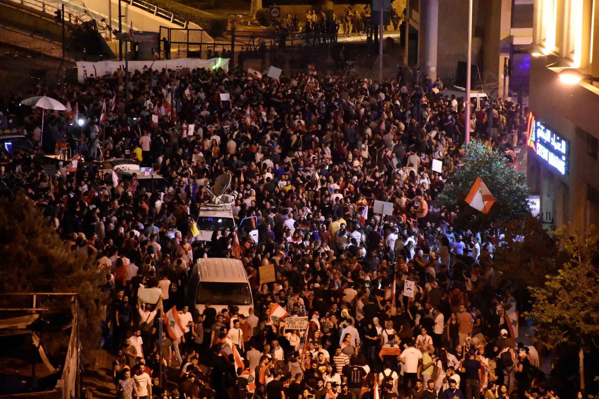 No Líbano, o rastilho foi aceso pelos planos para taxar chamadas através do WhatsApp mas os protestos rapidamente evoluíram para contestar a corrupção e a desigualdade. Os manifestantes queixam-se dos efeitos da crise económica e apontam o dedo aos líderes do país, acusando-os de enriquecer através de esquemas fraudulentos e de negócios que lhes são favoráveis. Acossado, o Governo acabou por aprovar um pacote de reformas que inclui a redução dos salários dos políticos.