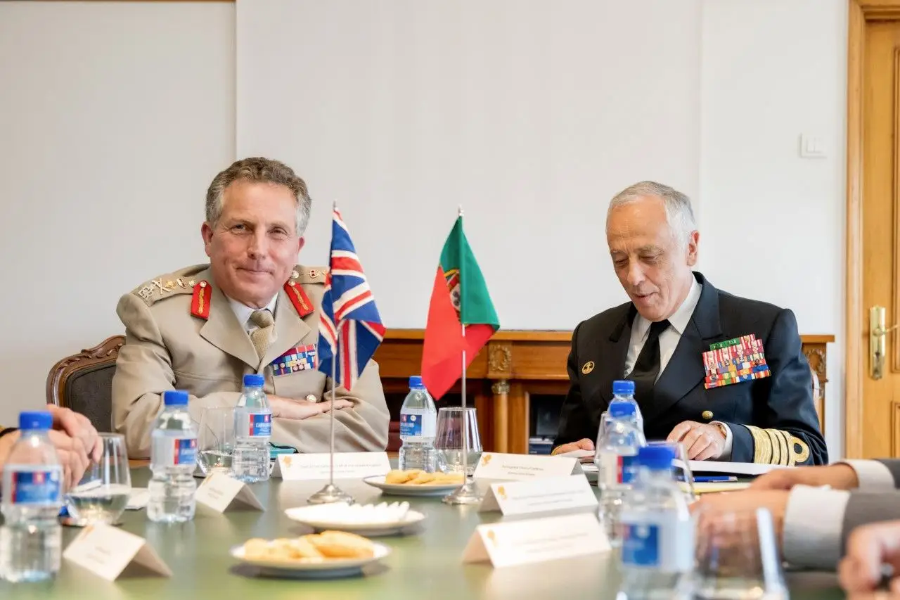 O chefe de Estado-Maior da Defesa Britânico, Sir Nick Carter (à esquerda), com o chefe de Estado-Maior das Forças Armadas Portuguesas, almirante Sousa Ribeiro