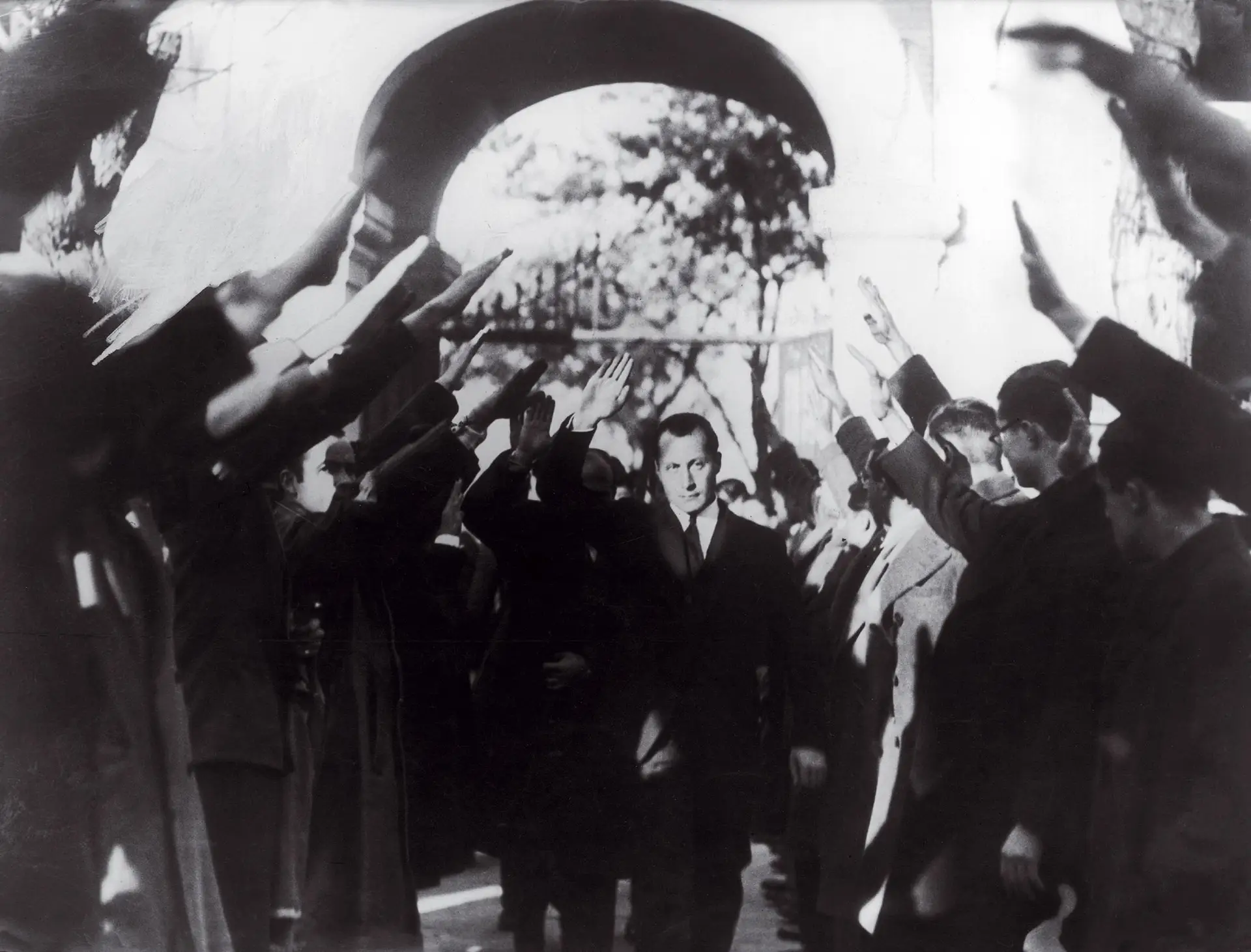Jose Antonio Primo de Rivera saúda os seus seguidores de extrema-direita no funeral de um estudante nacionalista morto numa rixa com socialistas republicanos. Madrid, 13 de fevereiro de 1934