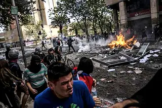 As manifestações de protesto no Chile provocaram 15 mortos <span class="creditofoto">Foto Pedro Ugarte / AFP / Getty Images</span>