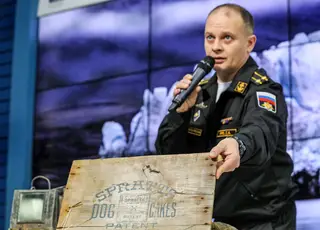 A descoberta foi apresentada pelo comandante da expedição, Denis Krets <span class="creditofoto">Foto Alexander Shcherbak / Getty Images</span>