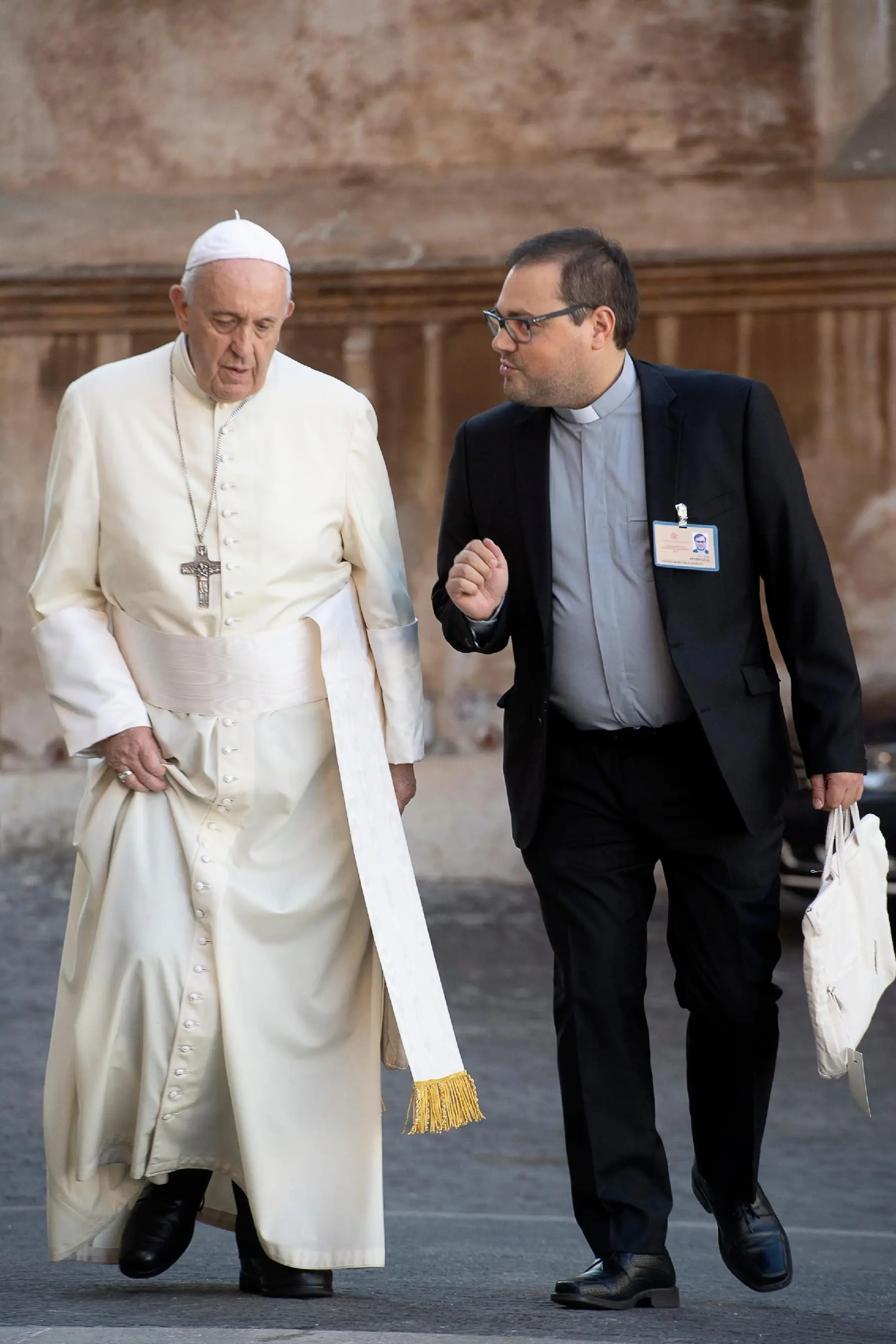 O padre Sérgio Leal em conversa com o Papa, no Vaticano, durante este Sínodo