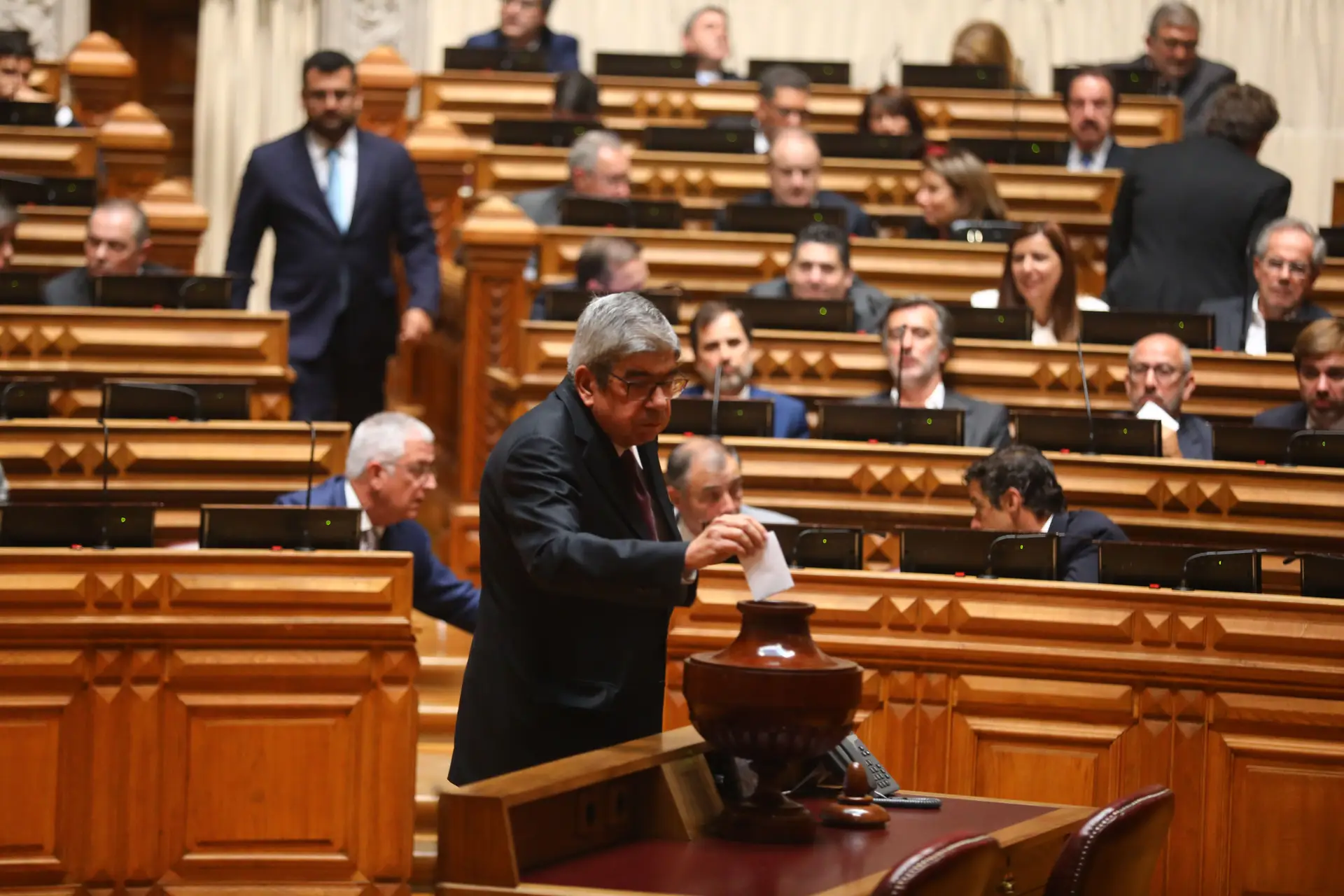Parlamento, dia um: os votos e avisos de Ferro, as estreias e confusões
