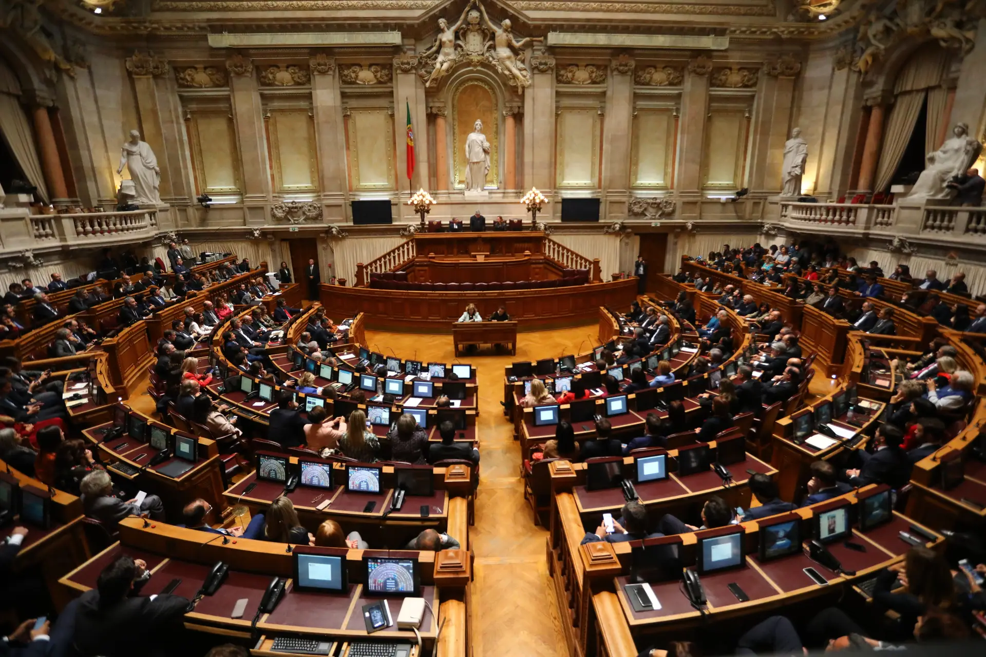 Quem tem casas pagará mais IRS, a lei da nacionalidade vai mudar e outros 12 pontos do 1º debate da AR