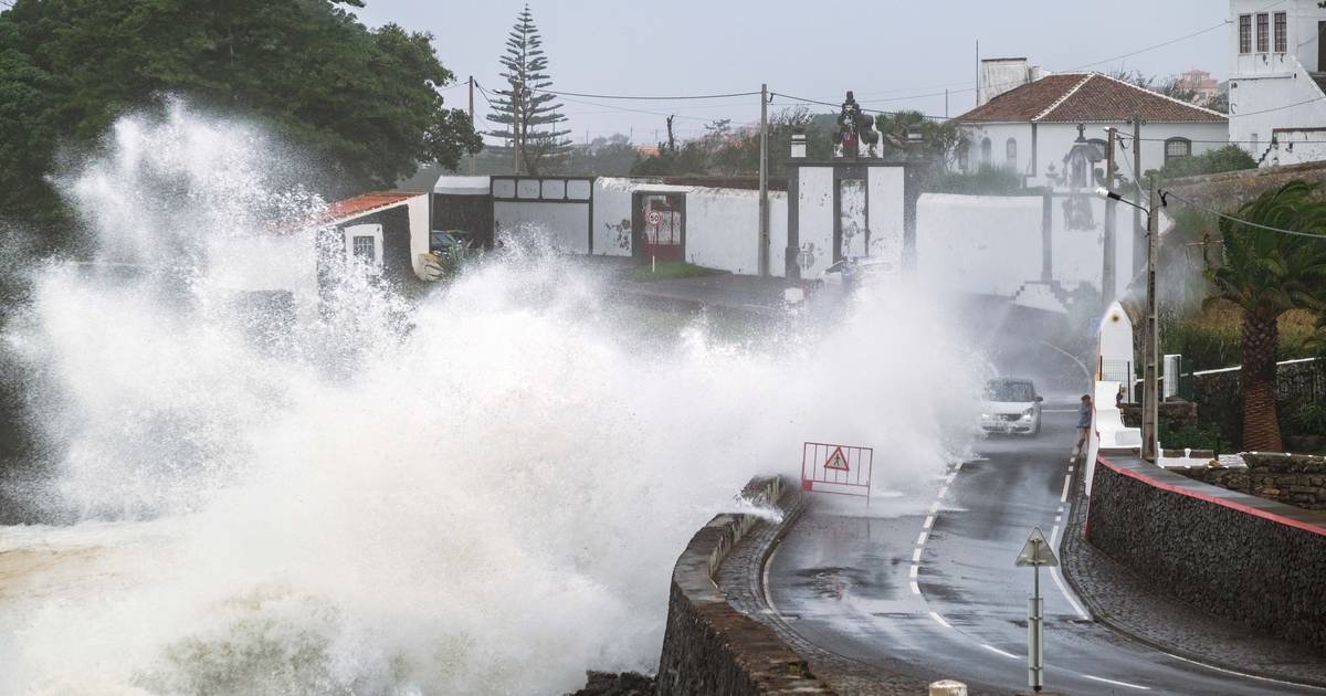 Mau tempo nos Açores provoca inundações e obriga à retirada de 67 pessoas de parque de campismo