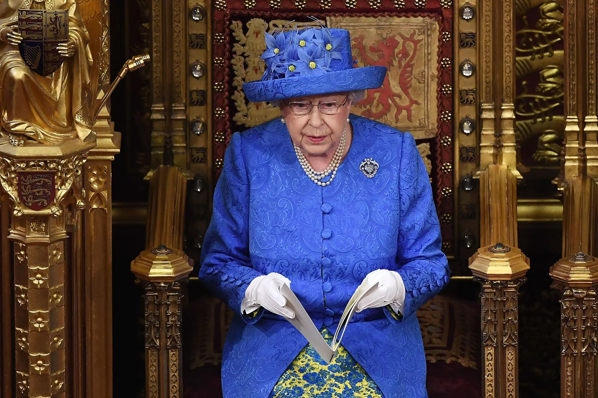 Qualquer semelhança entre o chapéu da rainha Isabel II e a bandeira da UE é pura “coincidência”