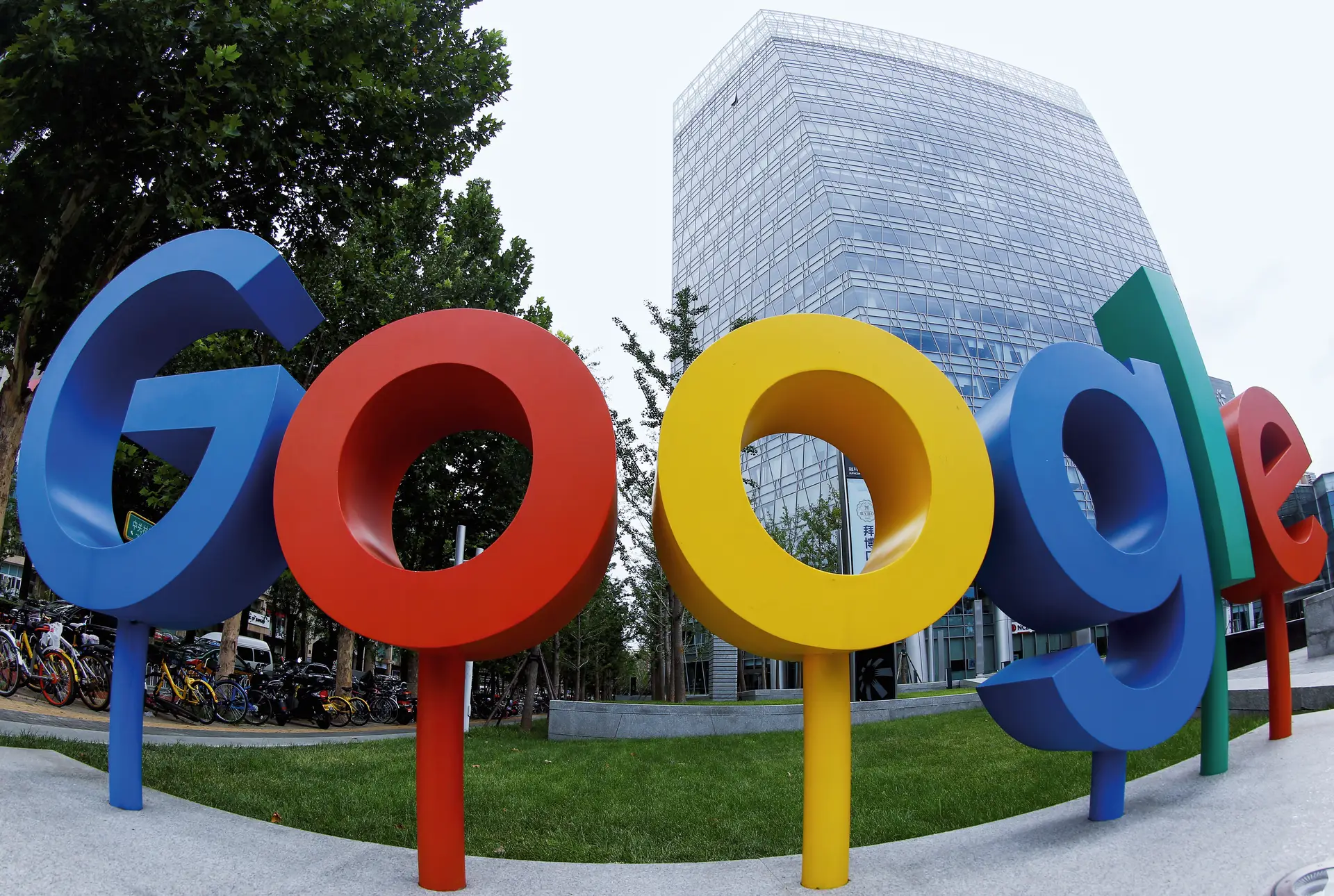 Lucros da proprietária da Google descem até março com perda consecutiva em receitas publicitárias