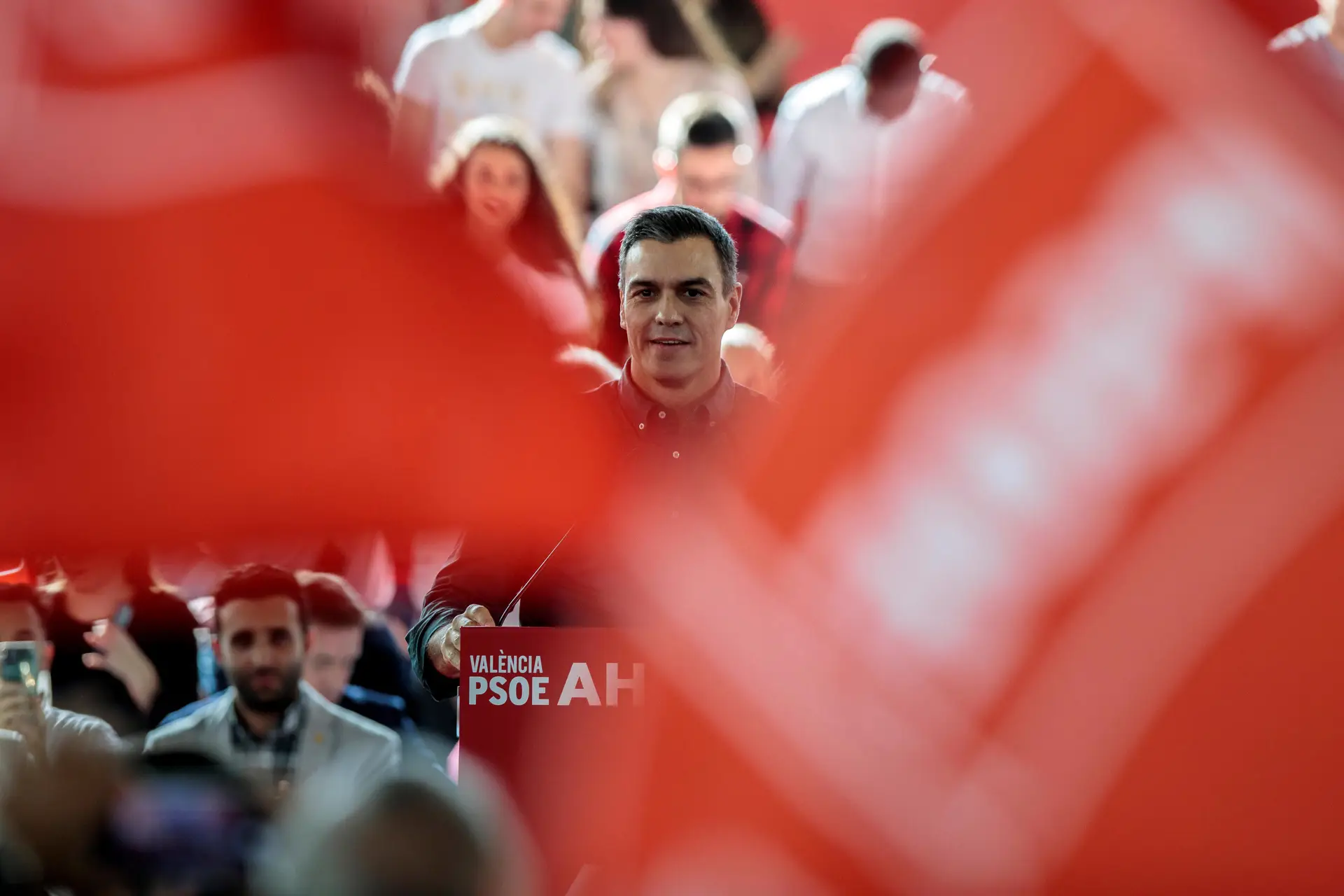 Por que razão sente Pedro Sánchez inveja de Merkel e Macron? As frases que marcaram o único debate para as legislativas espanholas