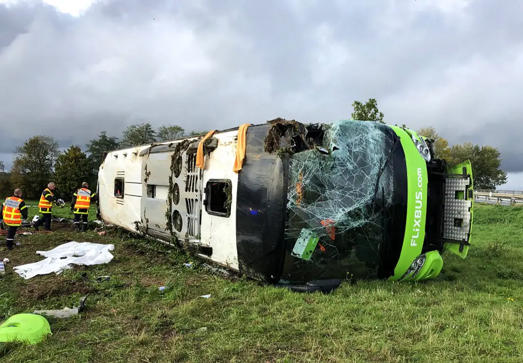 Despiste de autocarro faz 33 feridos em França