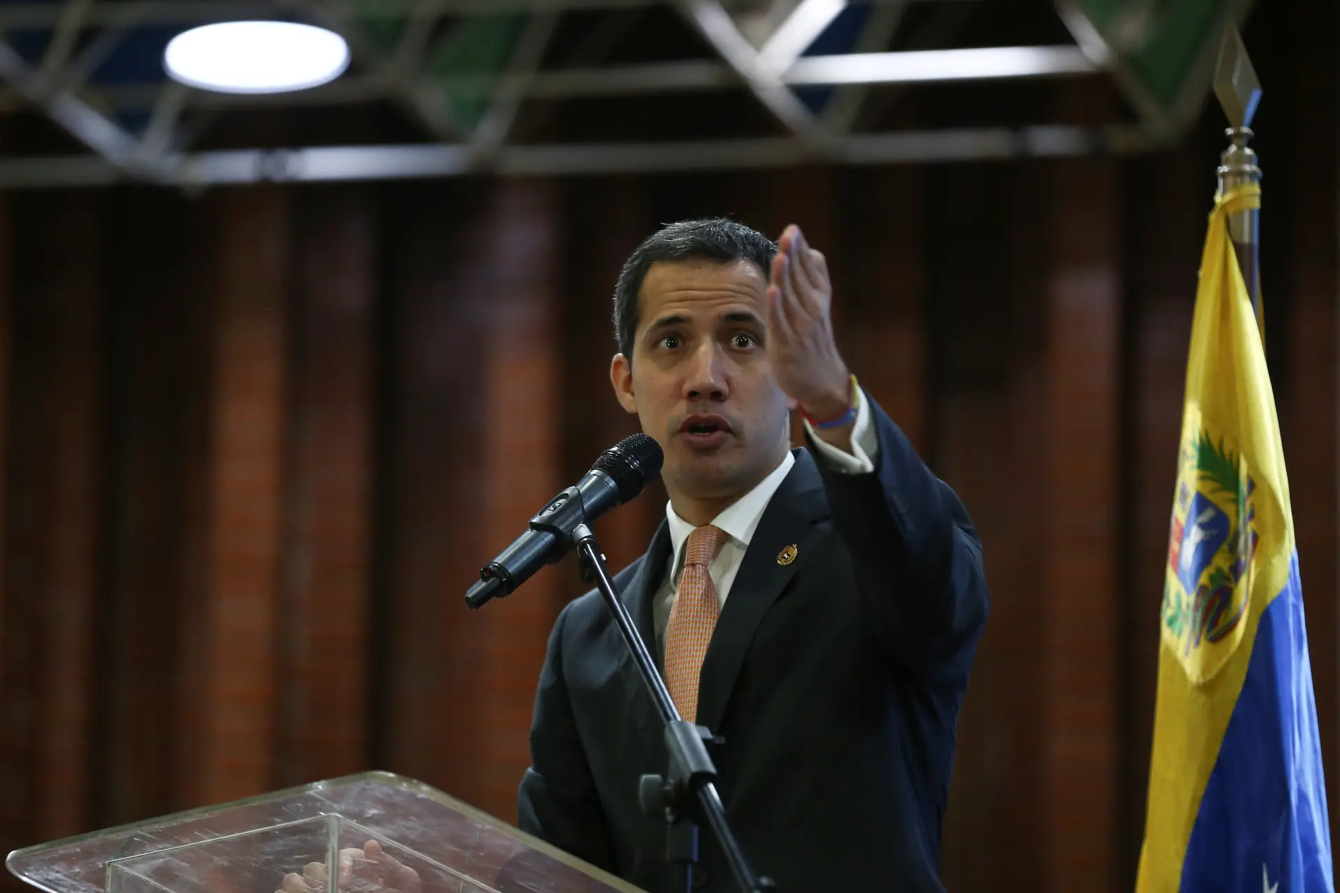 Denúncias de corrupção fazem tremer liderança interina de Guaidó na Venezuela
