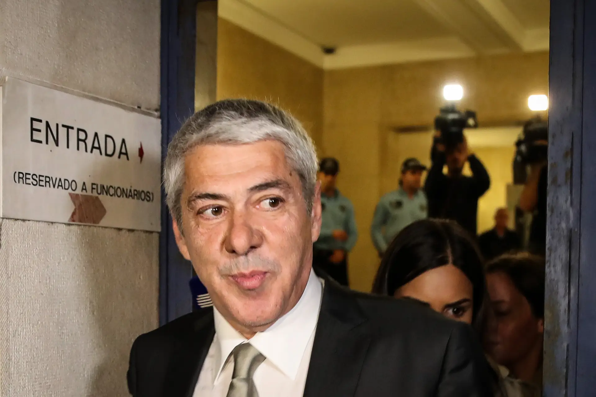 “José Alberto Carvalho, isto começa a ser insultuoso”. Sócrates acusa Ivo Rosa de “ir além do seu poder” e Costa de “profunda cobardia"