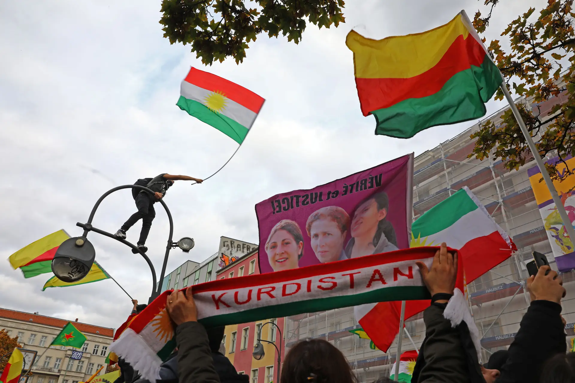 Bandeiras do Curdistão, a maior nação sem Estado do mundo, esvoaçam pelas ruas de Neukolln, em Berlim, durante uma manifestação curda contra a invasão turca de Rojava