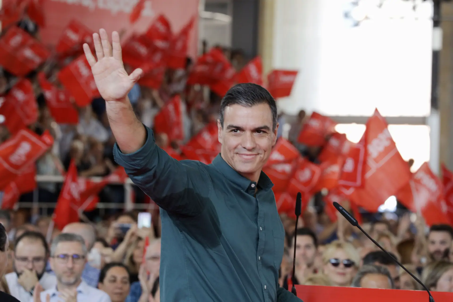 Sondagens dão a vitória aos socialistas liderados por Pedro Sánchez
