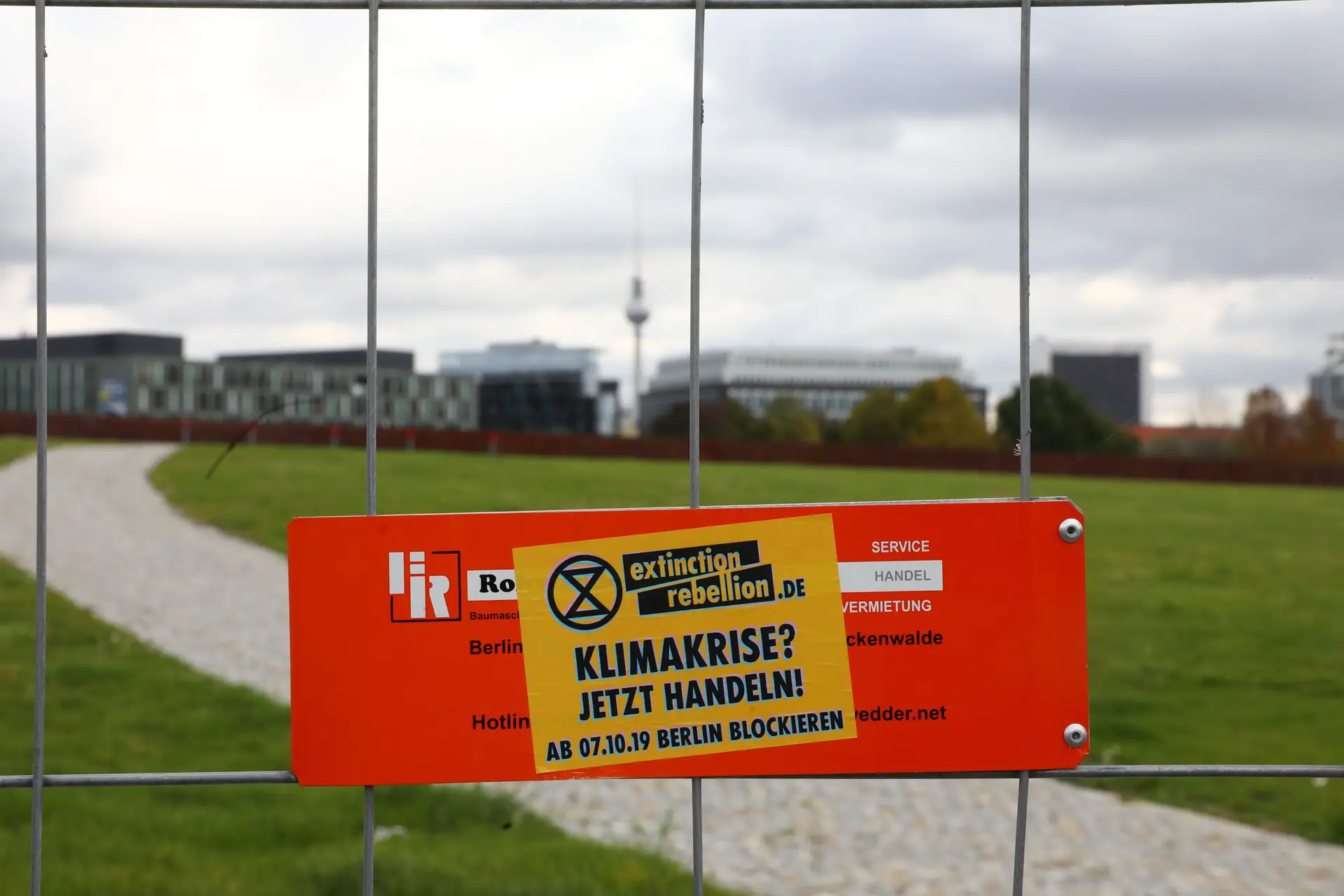 Cartaz dos Extinction Rebellion junto ao Bundestag