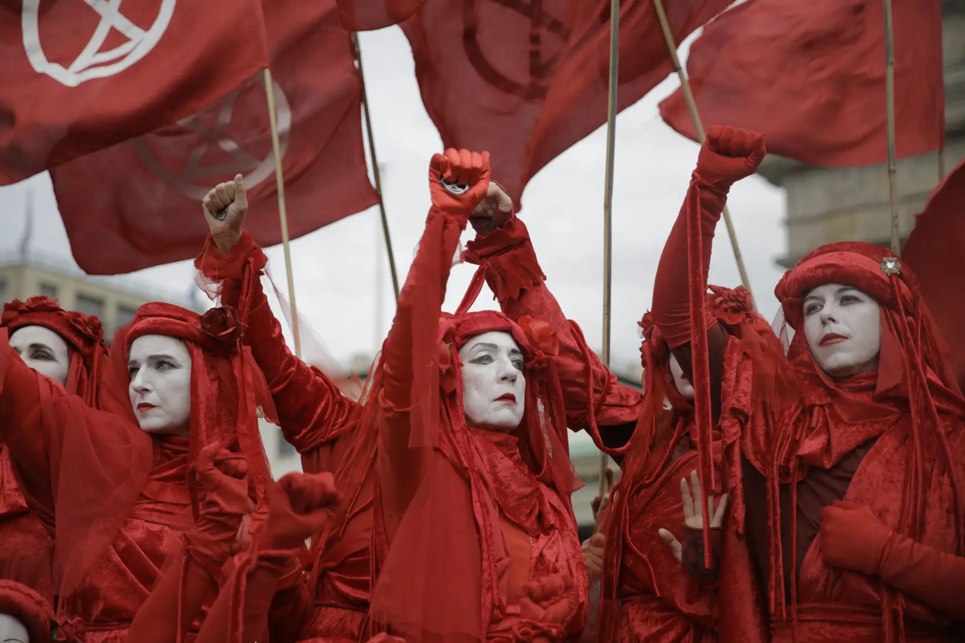 Os Diabos Vermelhos atuam em frente às portas de Brandenburgo