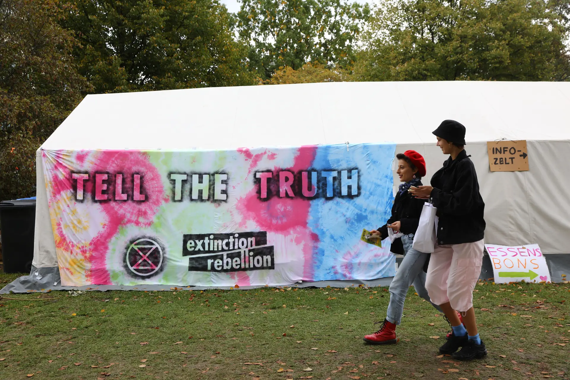 'Digam a verdade', inscrito num cartaz no acampamento dos Extinction Rebellion