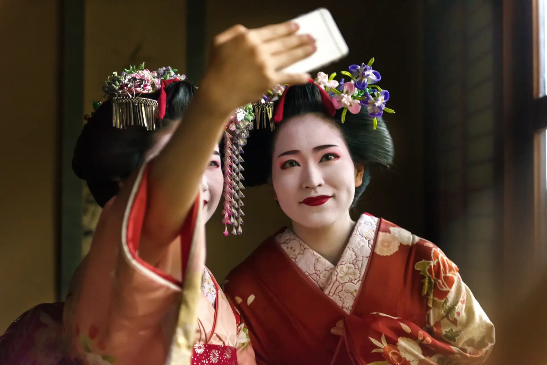 Tirar selfies com geishas passa a ser proibido em Quioto