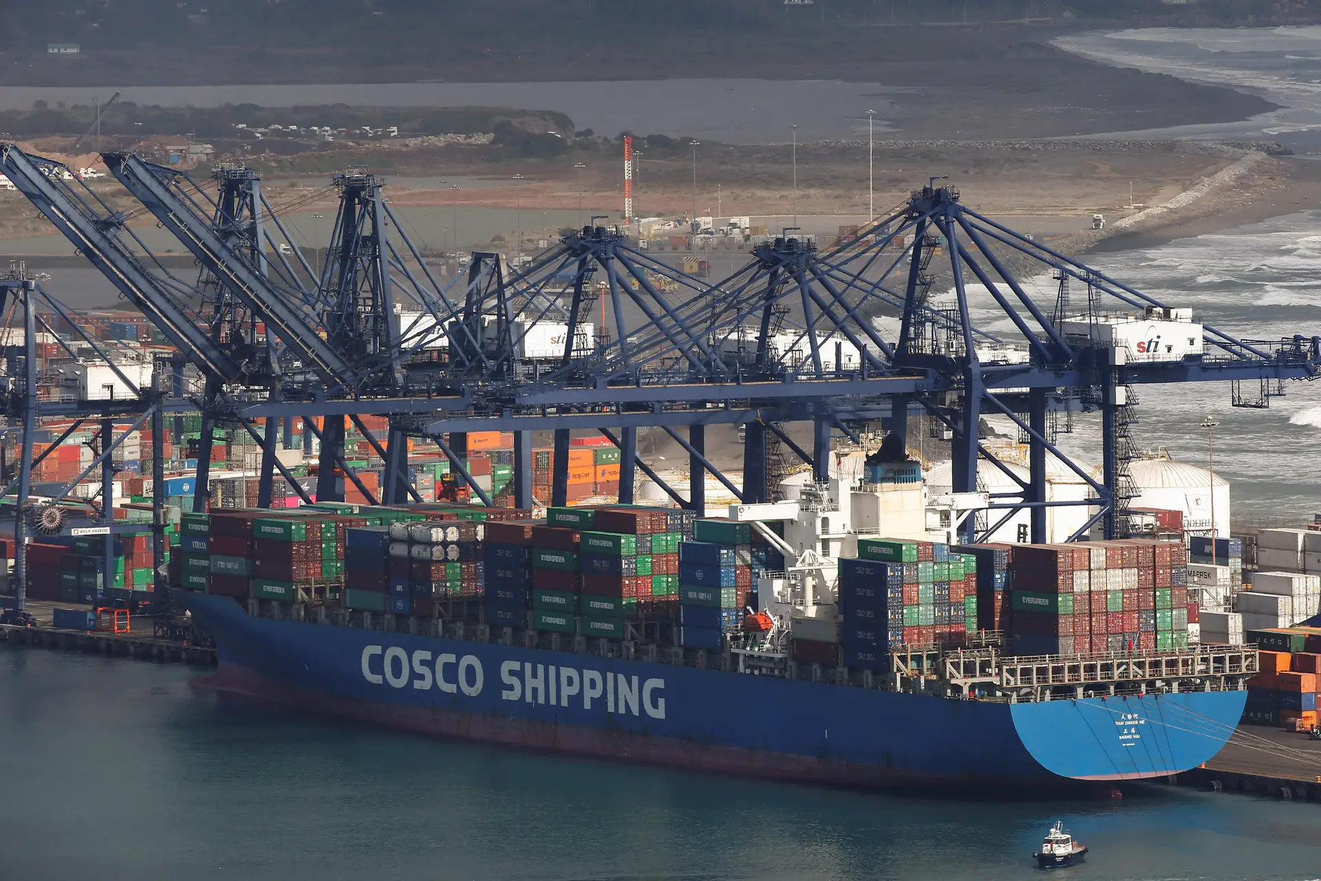 Porta contentores da chinesa COSCO atracado no porto chileno de Santo António