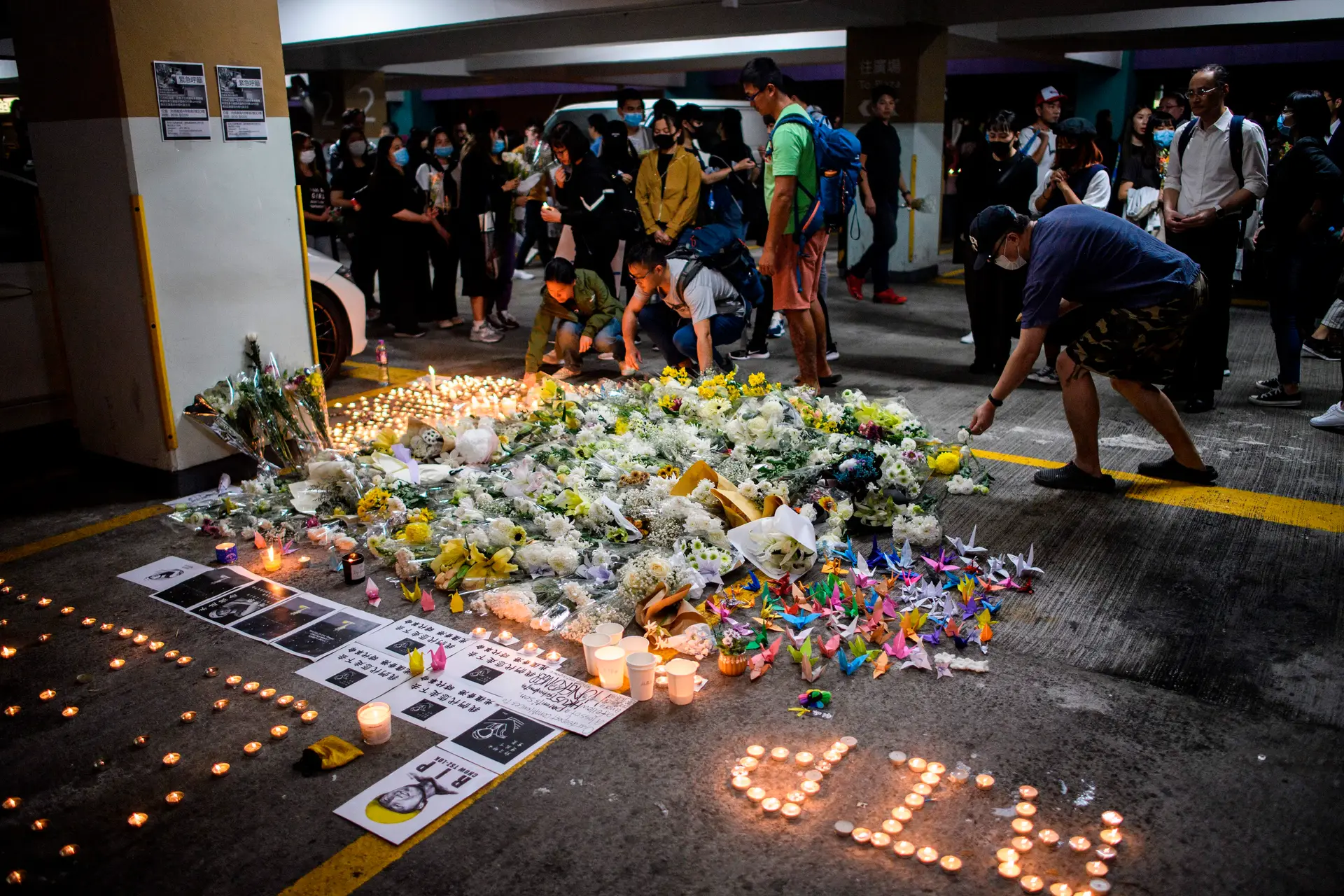Milhares de ativistas prestam homenagem a estudante morto em Hong Kong