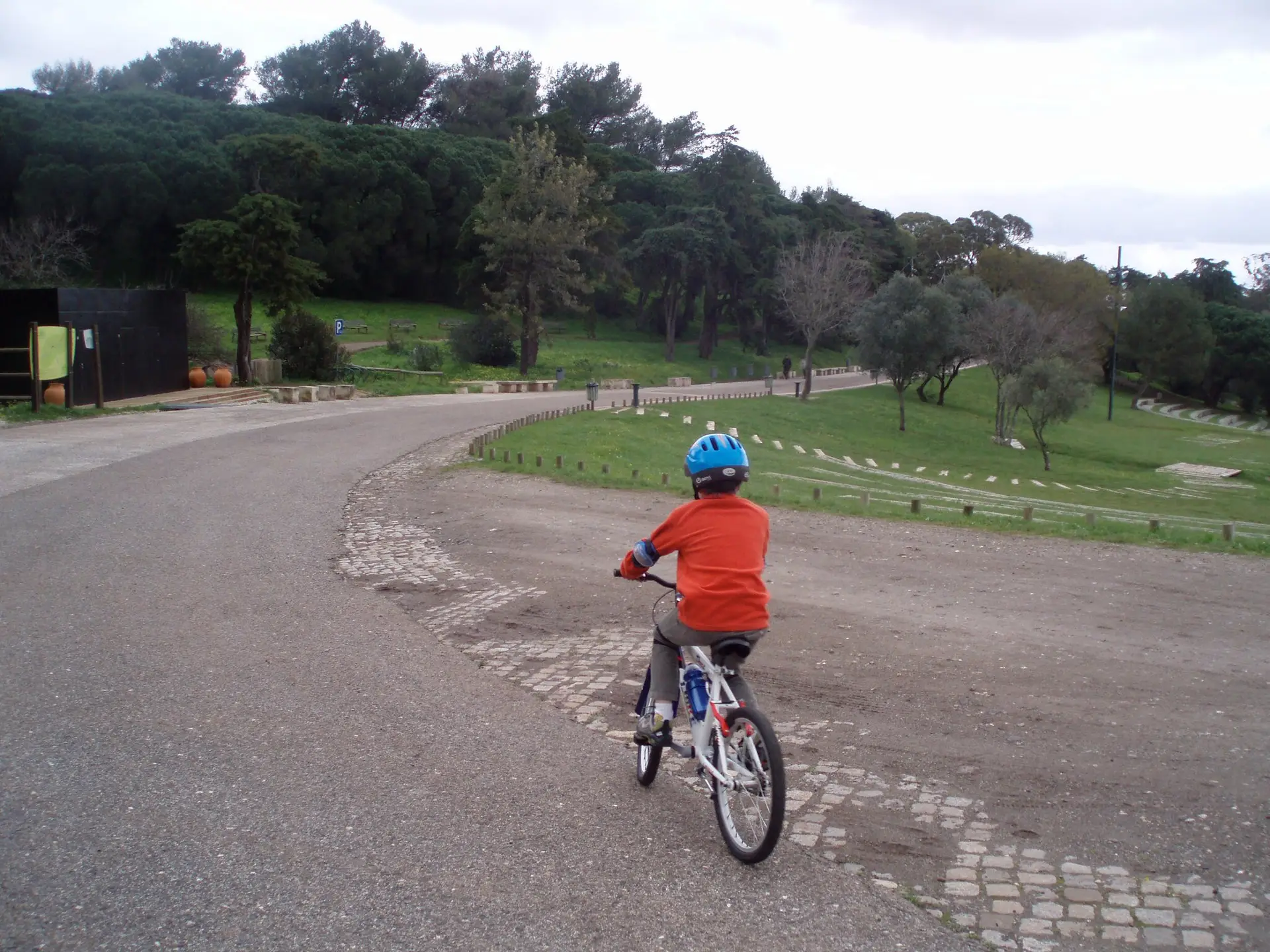 Fotografia cedida por Cláudia. Uma das muitas memórias de António a andar de bicicleta