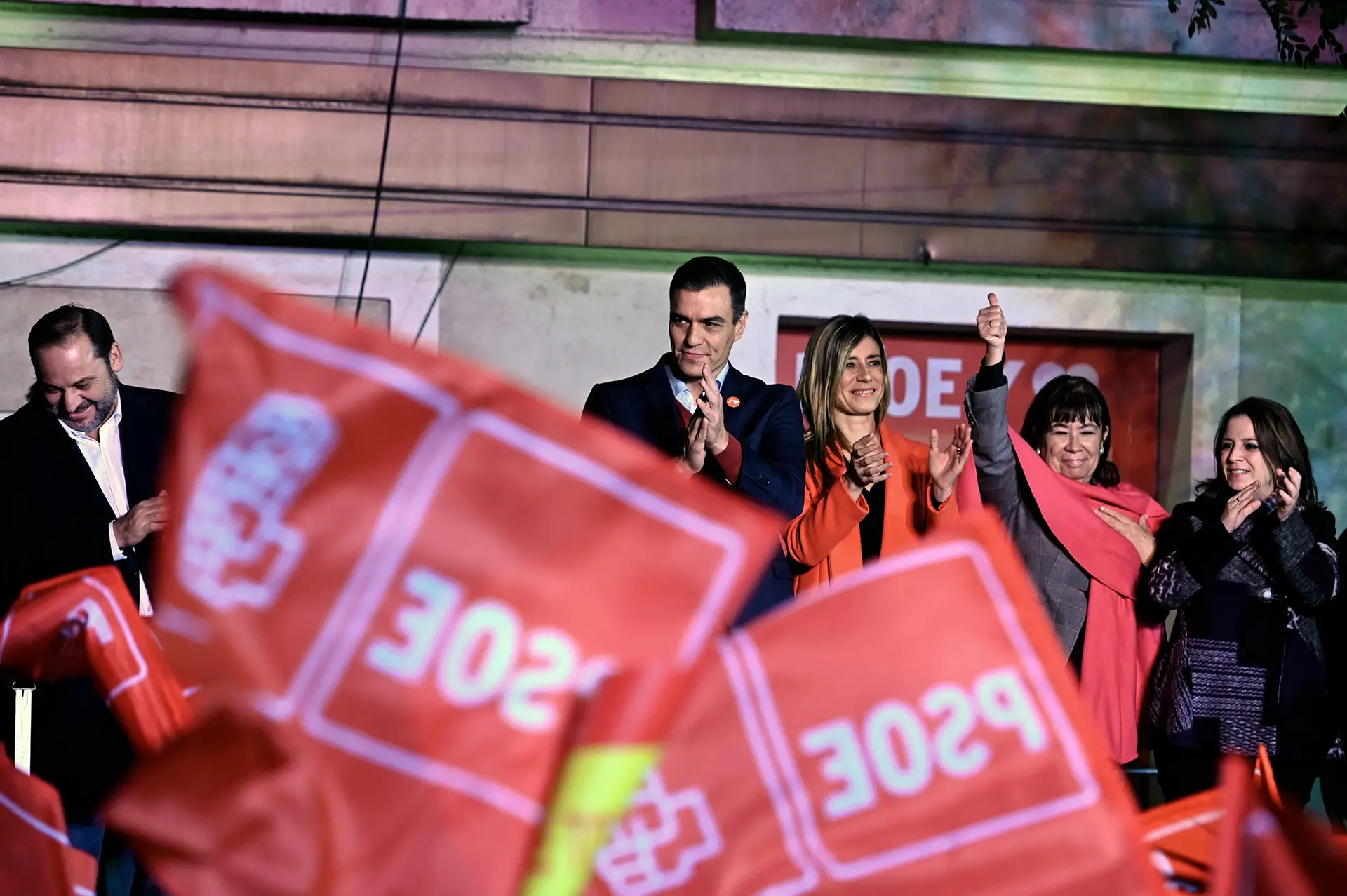 O primeiro-ministro Pedro Sánchez fica mais fragilizado com a perda de deputados. E a mensagem dos socialistas em busca de apoio parlamentar é clara: “Não sabemos quais vão ser os bloqueadores mas têm uma nova oportunidade”. O recado parece dirigido a Pablo Iglesias