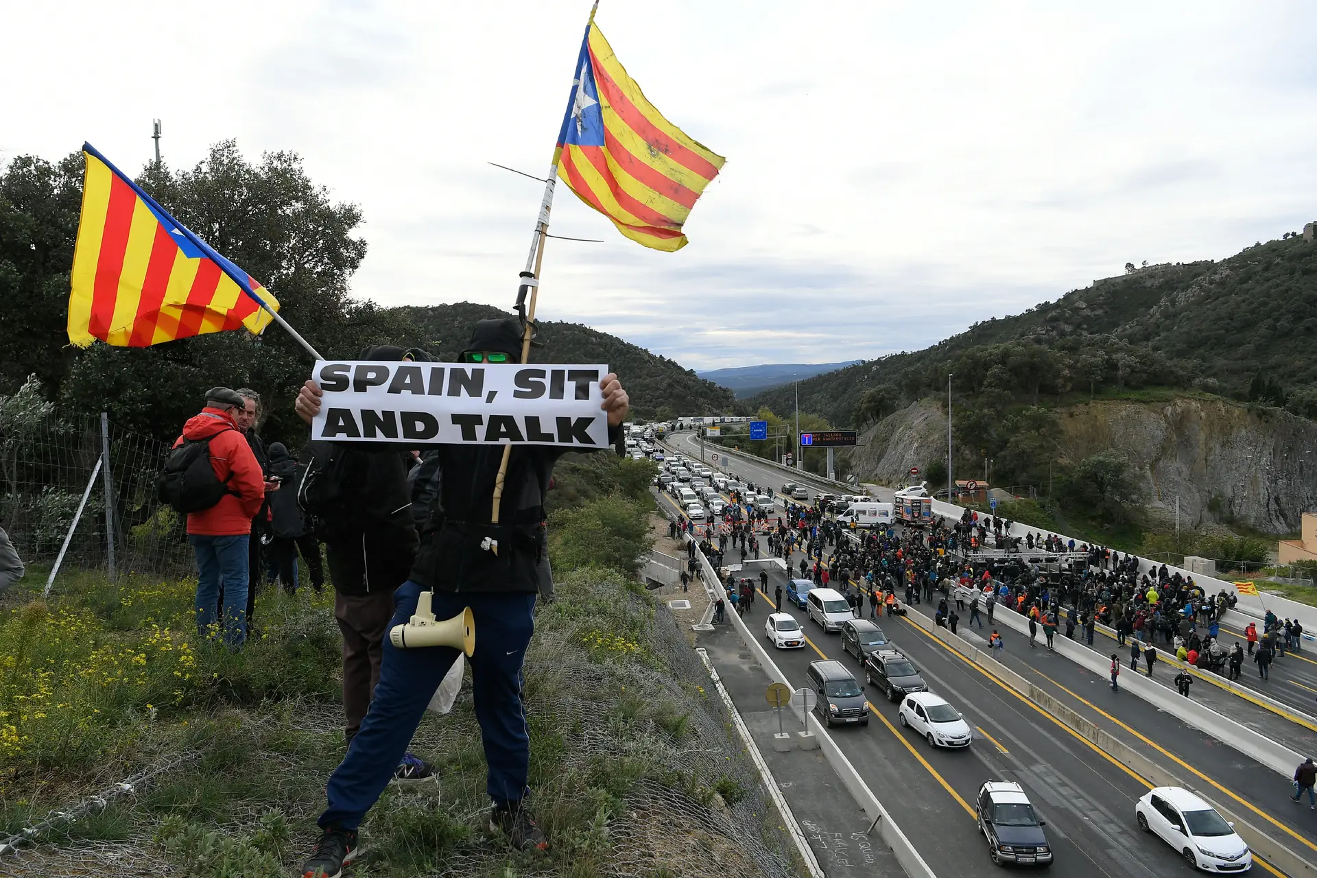 Catalunha. Independentistas cortam autoestrada em La Jonquera, na fronteira com França
