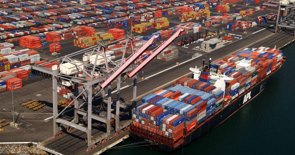 Défice comercial agrava-se em maio, com exportações a cair mais do que as importações