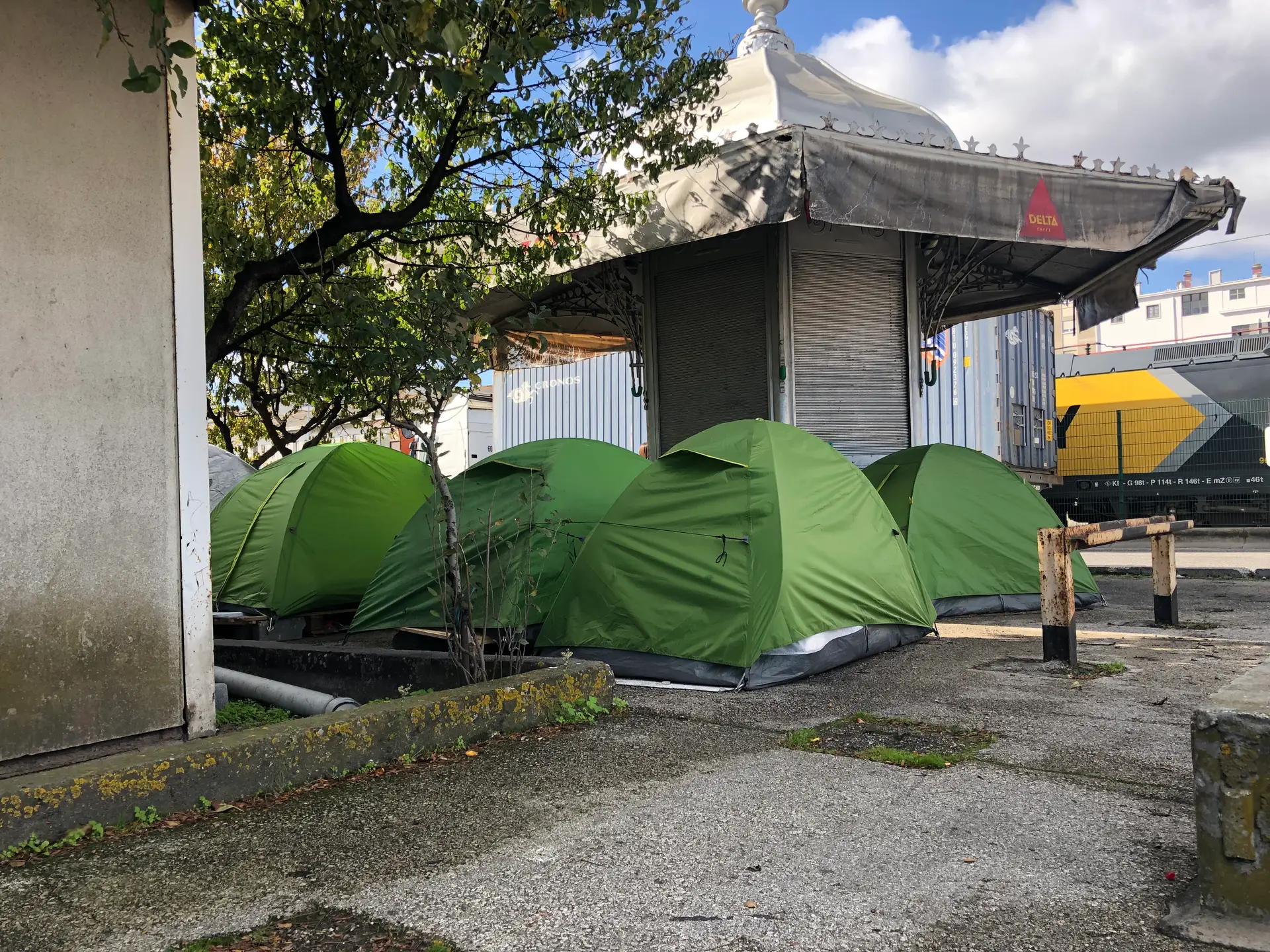 Tenda onde a sem-abrigo Sara Furtado vivia, em Santa Apolónia, Lisboa