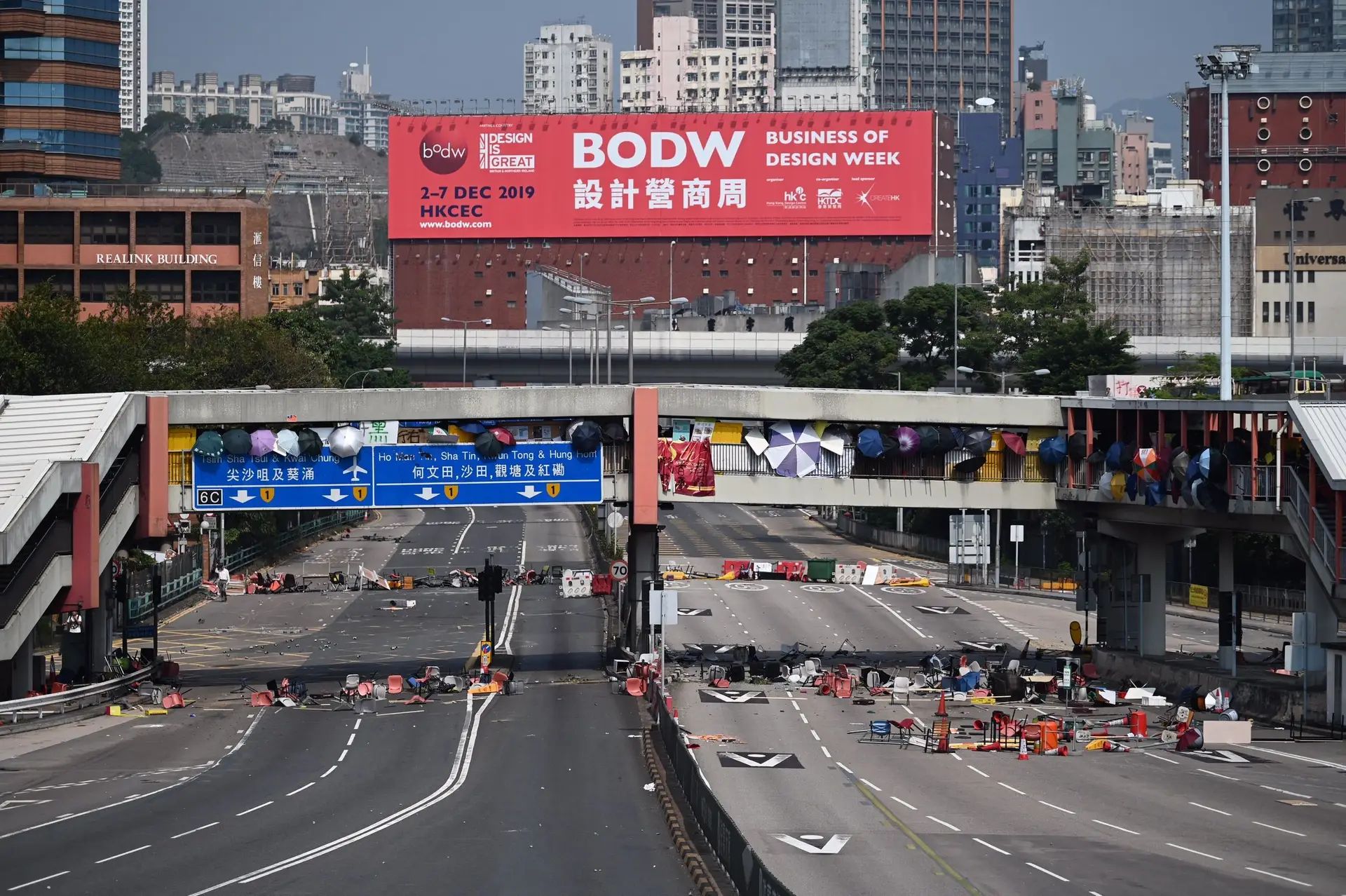 Manhã marcada por corte de vias e lançamento de gás lacrimogéneo sobre manifestantes em Hong Kong