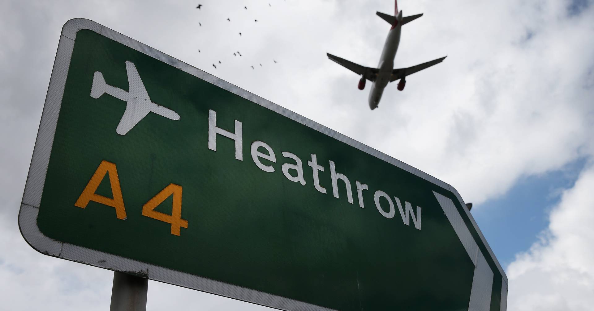 Computer glitch creates chaos at UK airport gates