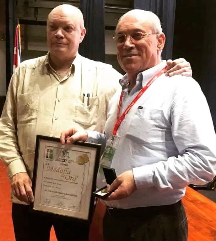 Carlos Maia, da CM Socks, à direita, acompanhado pelo Ministro do Comércio Externo de Cuba