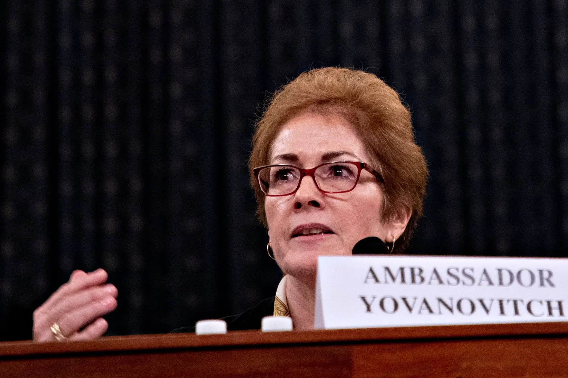 “Fiquei horrorizada, devastada, em choque”: como Marie Yovanovitch atacou Trump no Congresso (e depois Trump atacou Yovanovitch no Twitter)