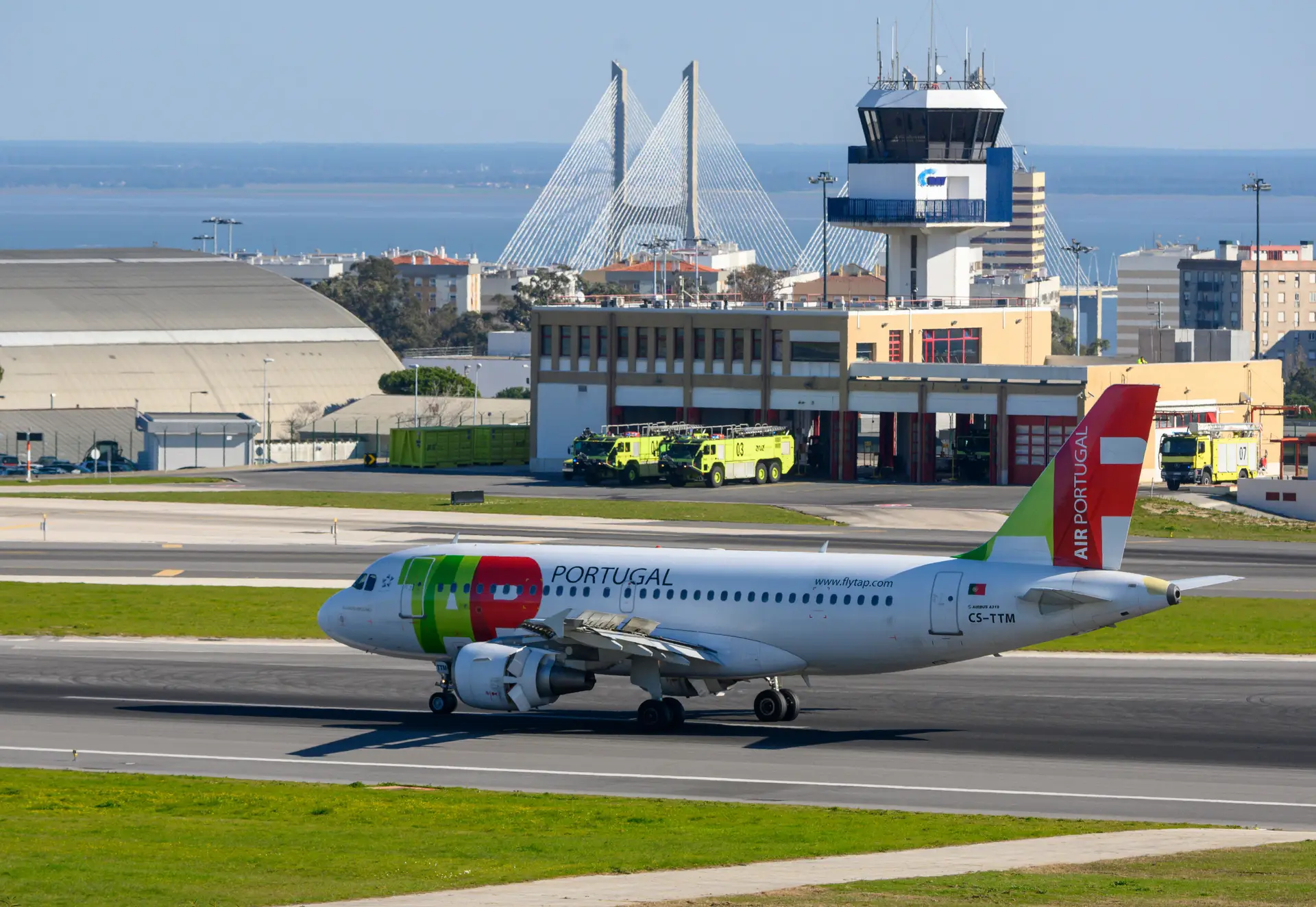 Próximo do centro da cidade, com múltiplos acessos alternativos e servido por ferrovia: o "aeroporto ideal" para a comissão independente