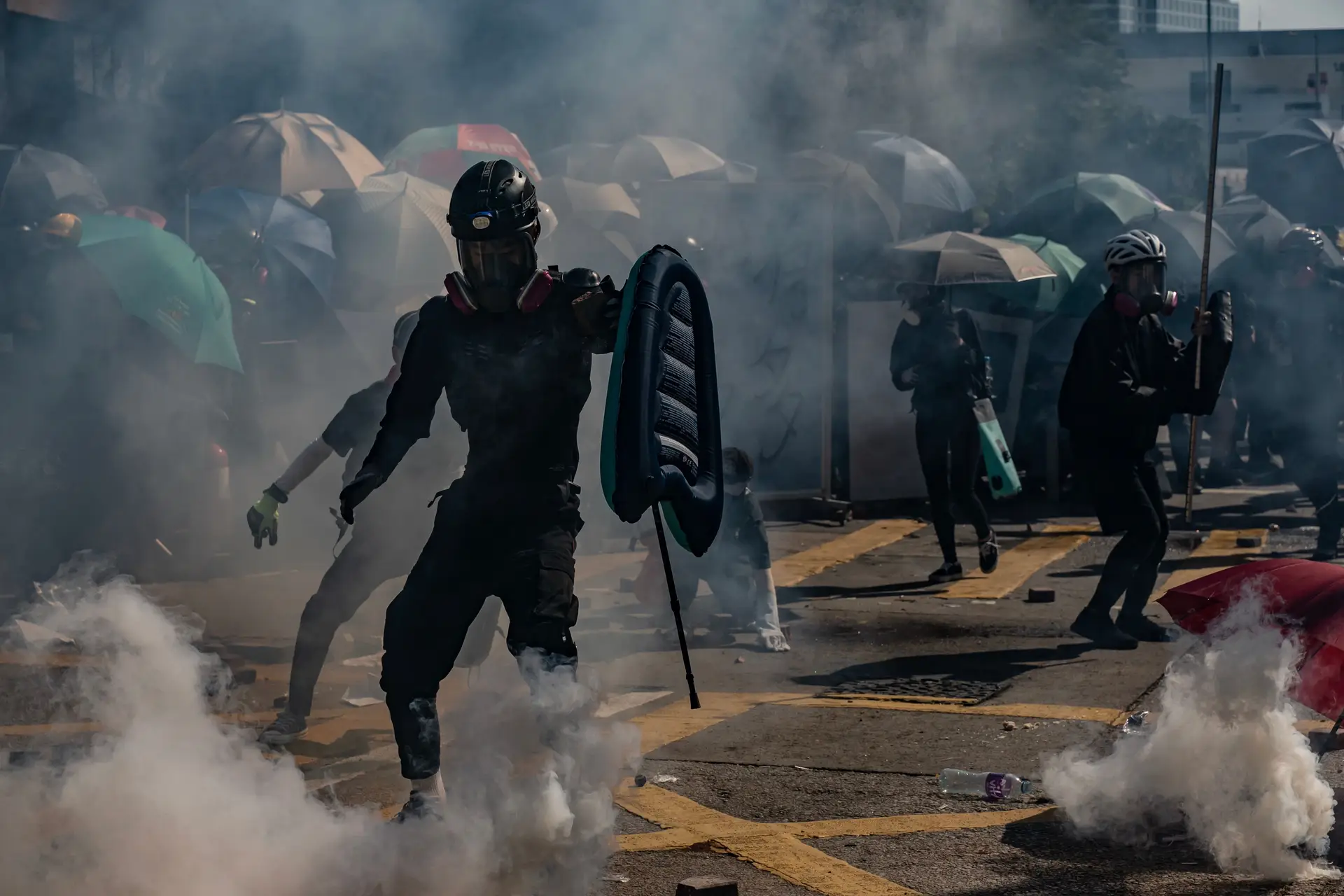 Hong Kong: Polícia ameaça disparar balas reais se manifestantes usarem armas letais