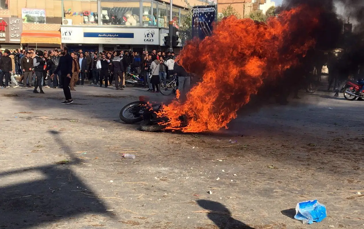 Protestos em várias cidades do Irão contra o aumento do preço dos combustíveis. Foto tirada este sábado em Isfahan