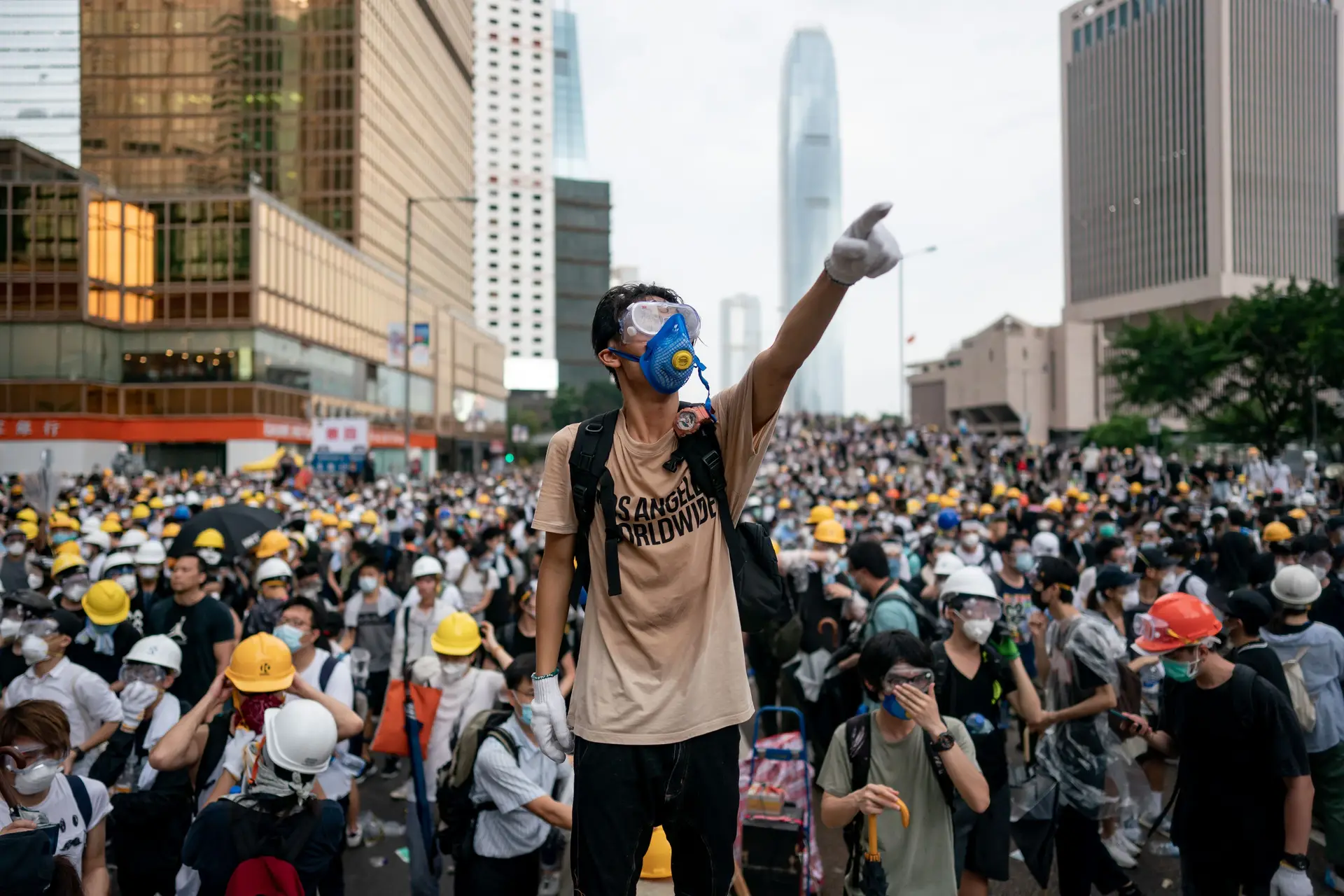 “A polícia avisou-nos que em 10 minutos entraria para nos atacar.” O relato de um deputado no interior de universidade em Hong Kong