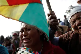 Apoiantes de Evo Morales, Presidente deposto na Bolívia, fazem o luto de um homem que dizem ter sido morto pelas forças de segurança, após os confrontos perto da cidade boliviana de Cochabamba
