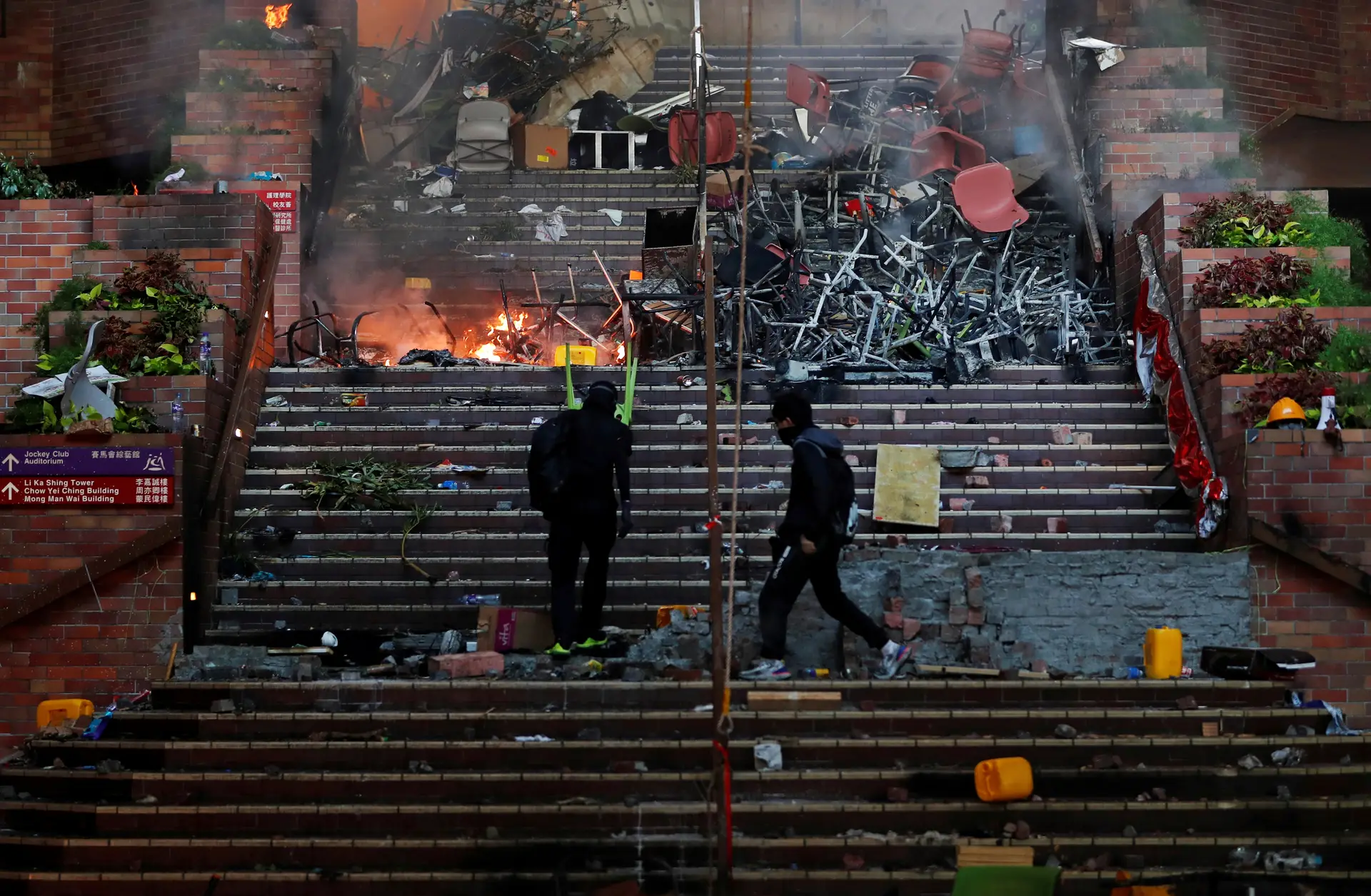 Manifestantes sobem a escadaria da Universidade Politécnica, pejada de barricadas feitas com todo o tipo de material