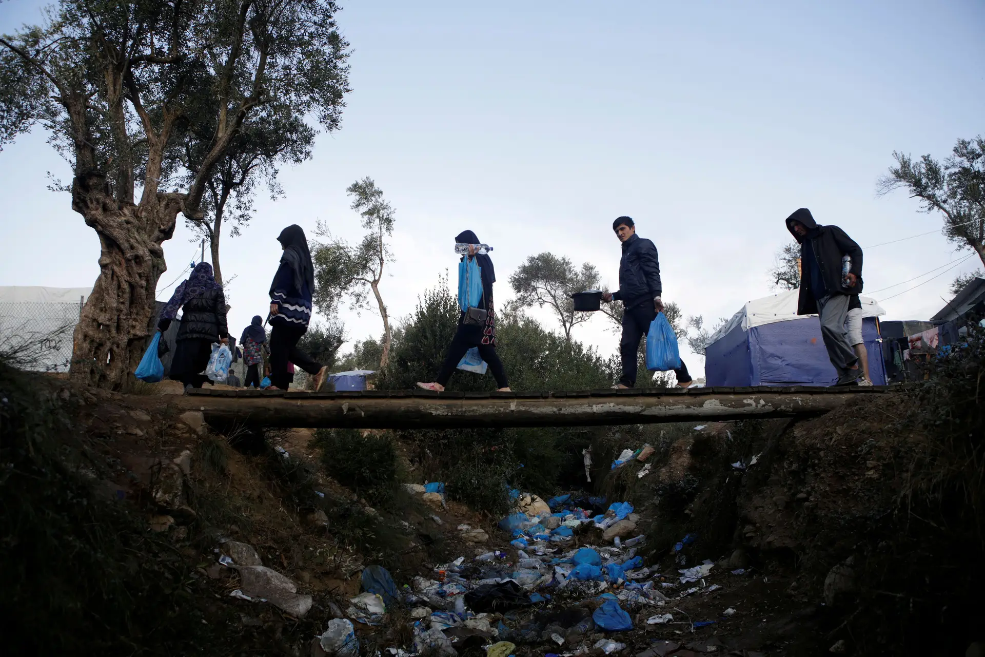 Grécia vai fechar os três maiores campos de refugiados nas ilhas do Mar Egeu