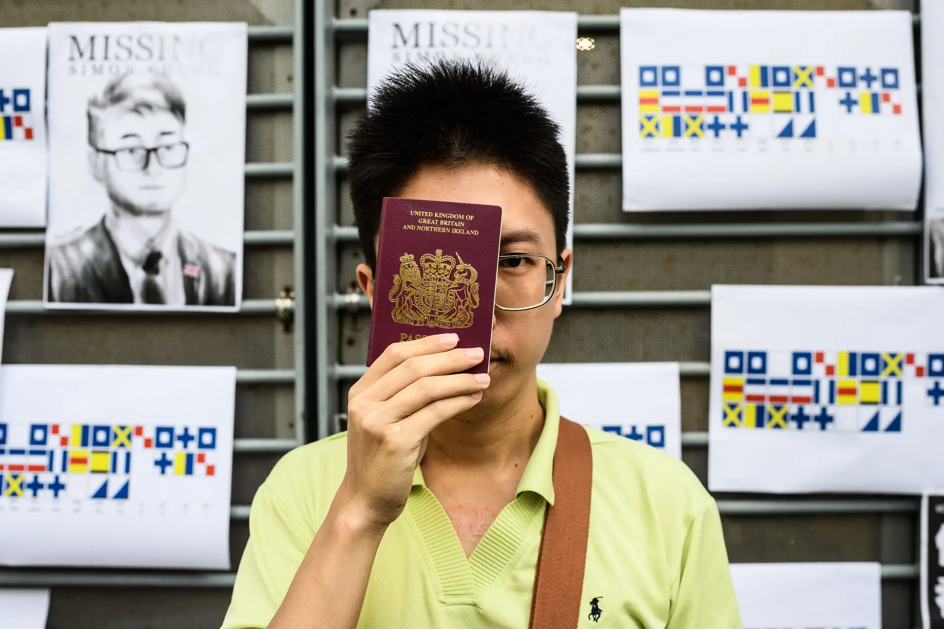 Ex-funcionário do consulado do Reino Unido em Hong Kong diz ter sido torturado na China