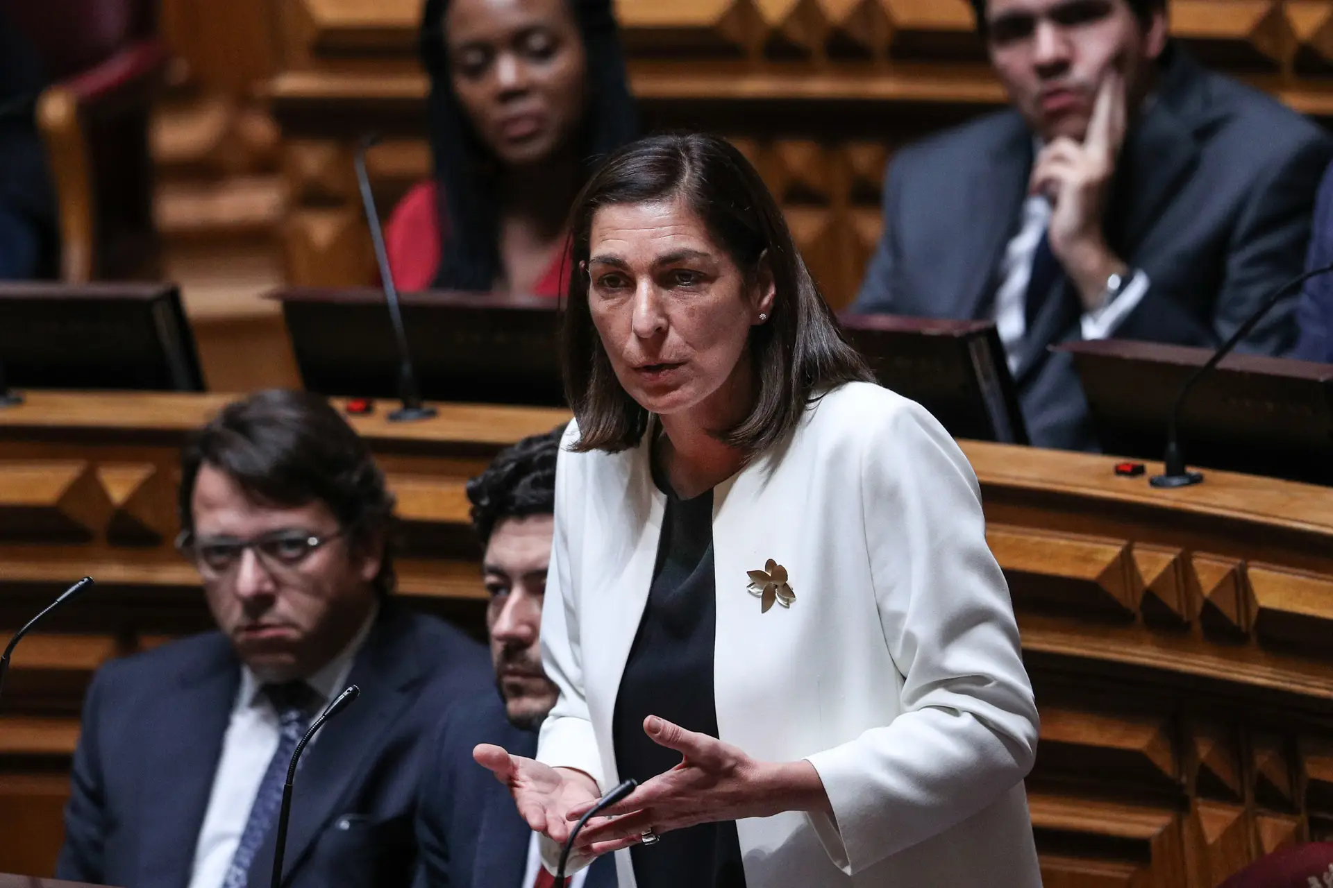 Ana Catarina Mendes acusa deputados de “bloquearem” outras “instituições”
