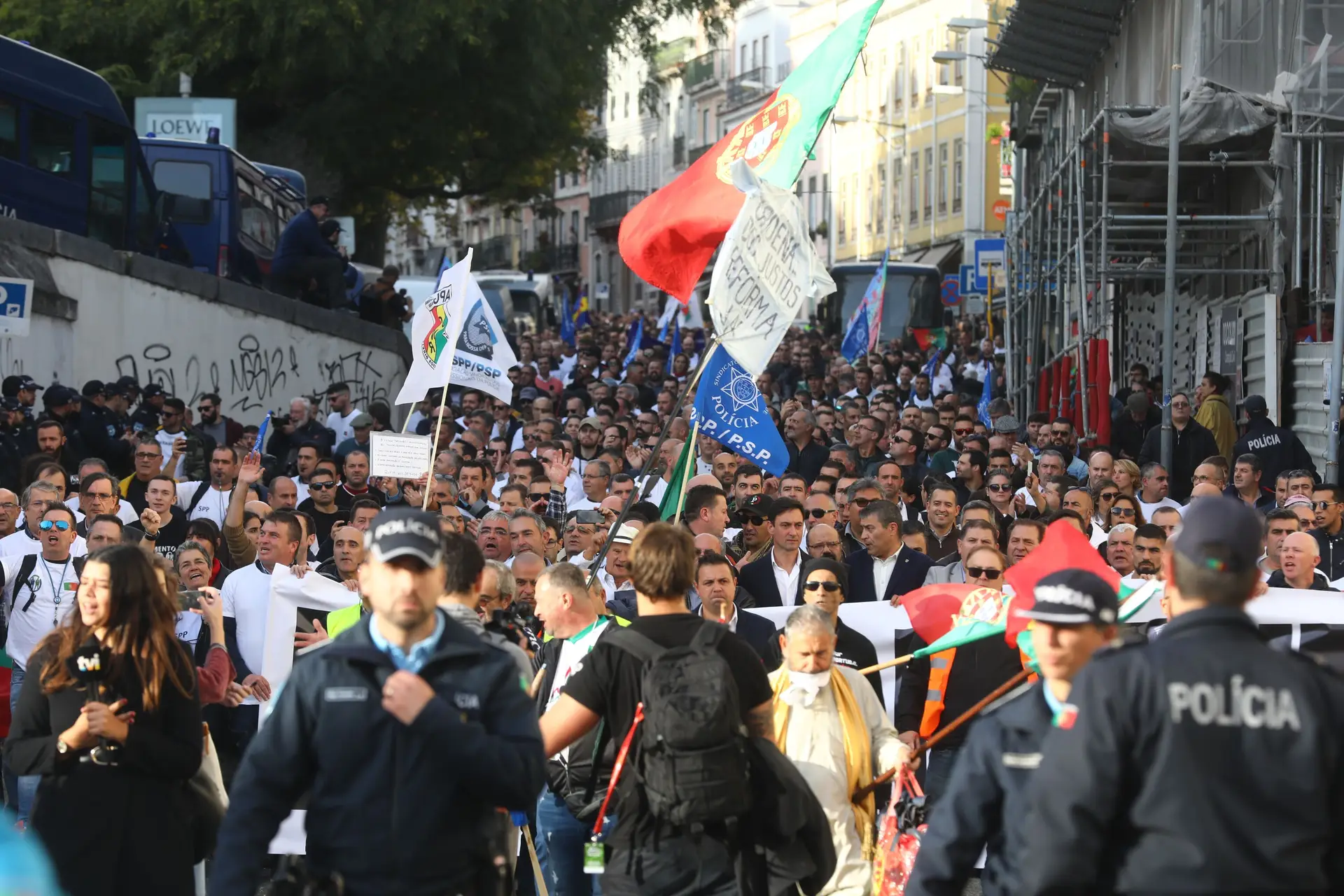 A tarde dos contrastes no Parlamento. Transição digital no plenário, de olhos postos nos protestos lá fora