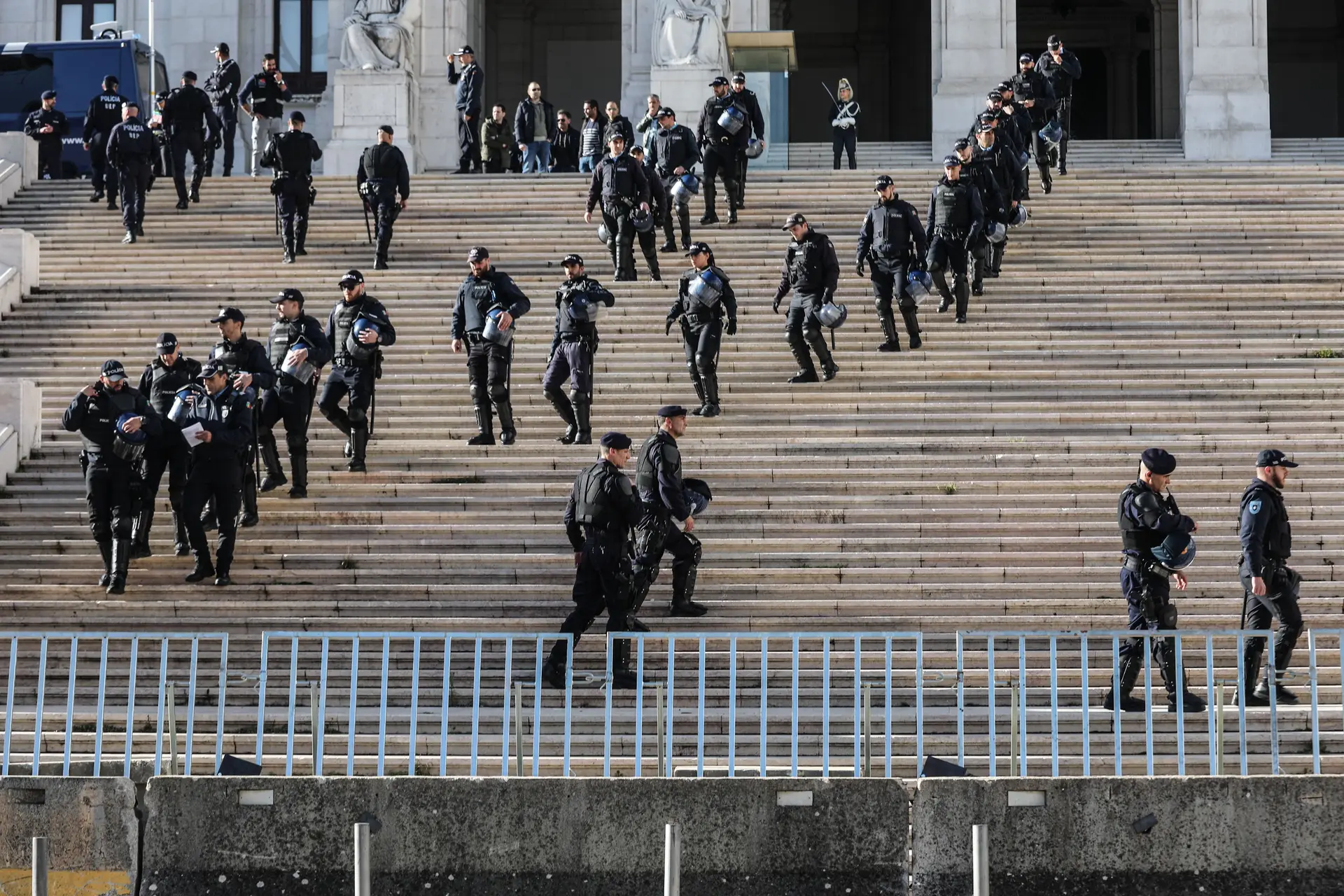 13 mil participantes, “objetivo cumprido” e promessa de nova manifestação em janeiro: o minuto a minuto do protesto dos polícias