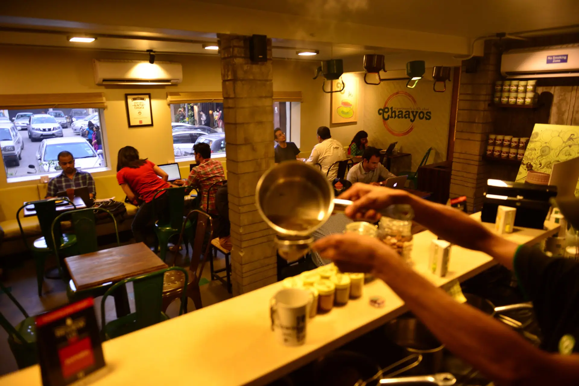 Cadeia de cafés indiana apresenta a conta aos clientes com o retrato deles, sem os avisar antes