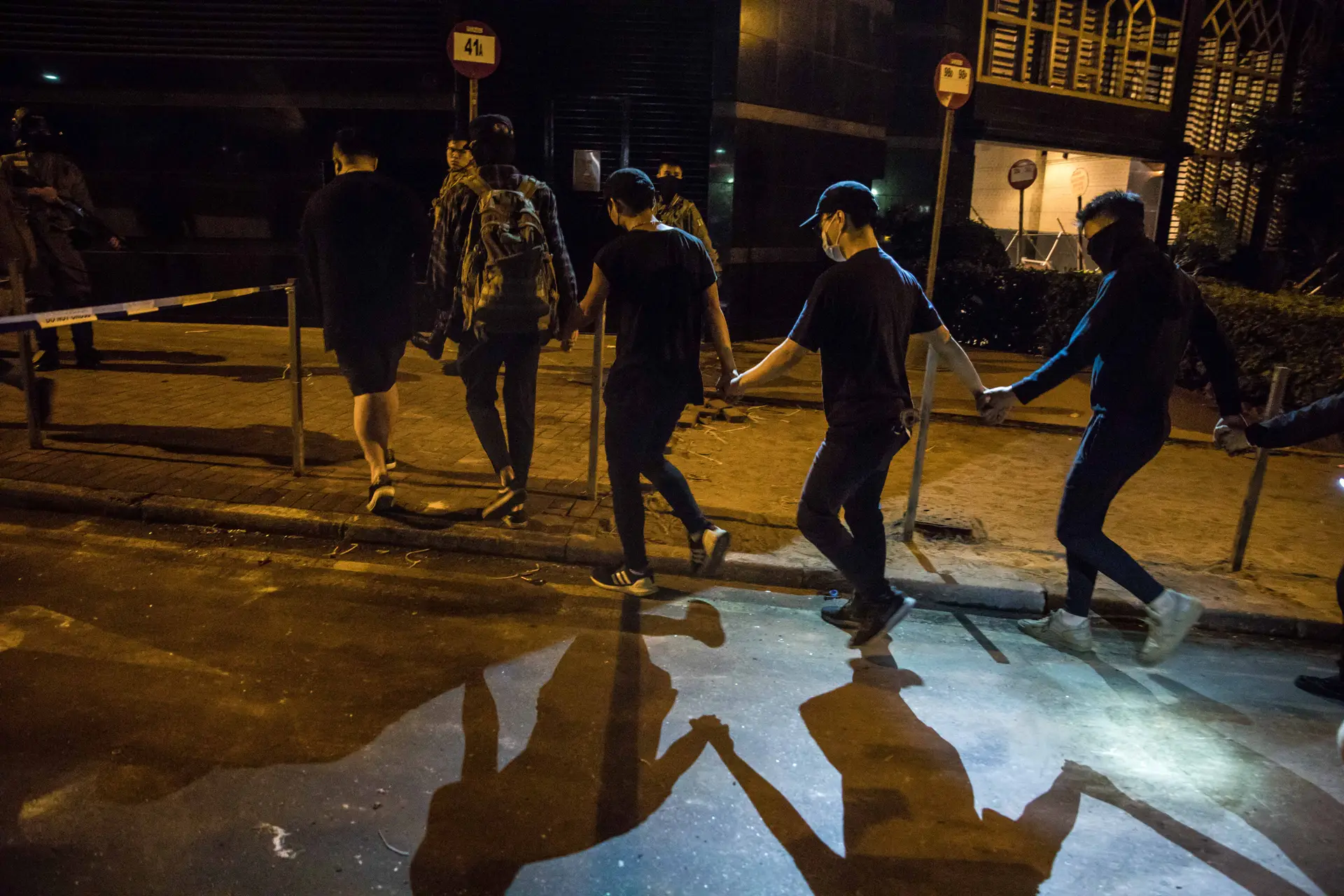 Hong Kong. Pelo menos oito manifestantes rendem-se e cerco à universidade pode estar perto do fim