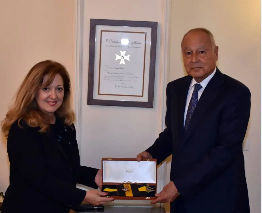 Madalena Carvalho Fischer, a primeira mulher nomeada diretora-geral de Política Externa no MNE, com o secretário-geral da Liga Árabe, Aboul Gheit, com a  condecoraçao portuguesa que o Presidente Marcelo atribui a Gheit e que está em  lugar de honra na sala de entrada do gabinete na Liga Árabe no Cairo

