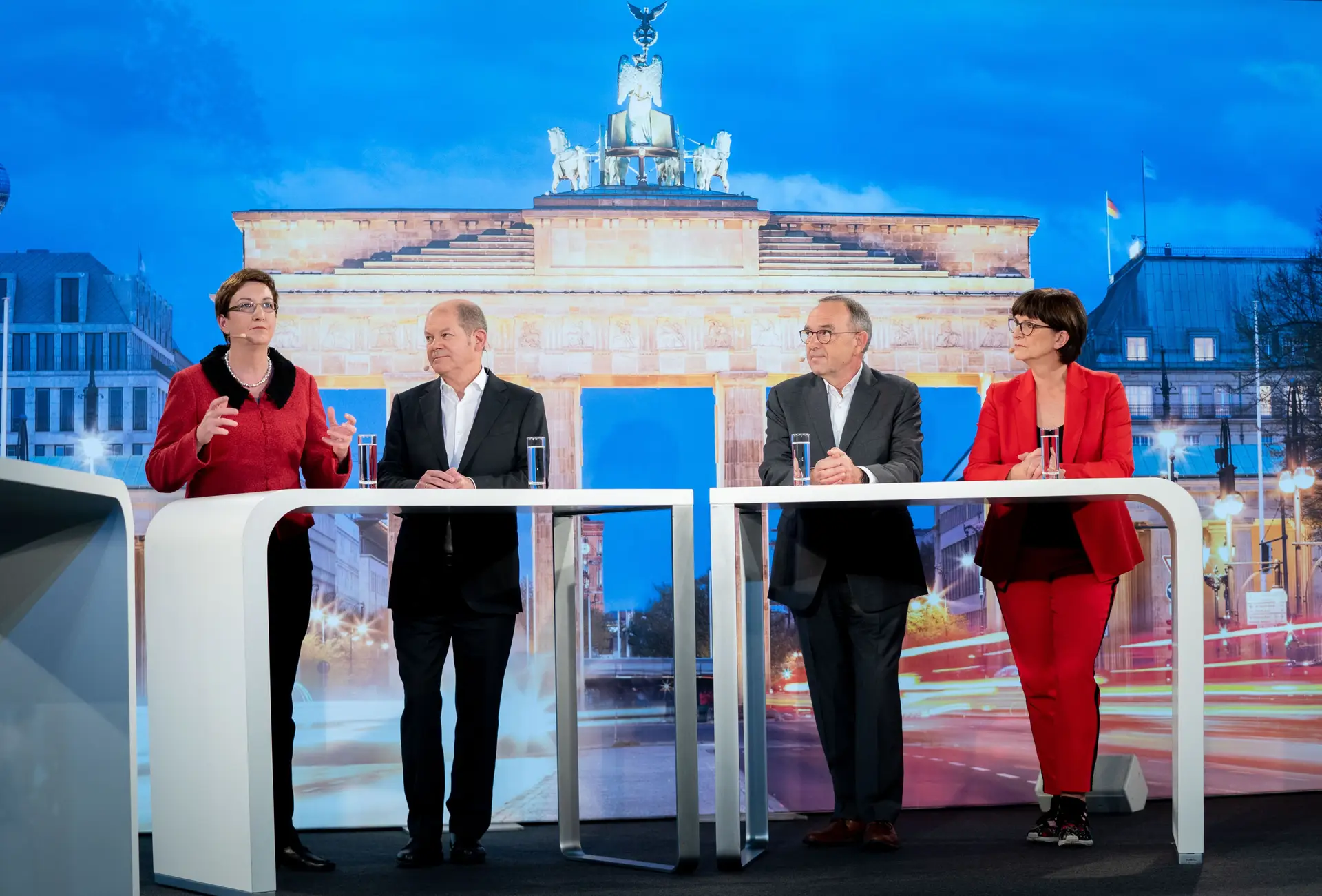 Um embate televisivo entre a dupla Klara Geywitz e Olaf Scholz (à esquerda) e a dupla Norbert Walter-Borjans e Saskia Esken (à direita)