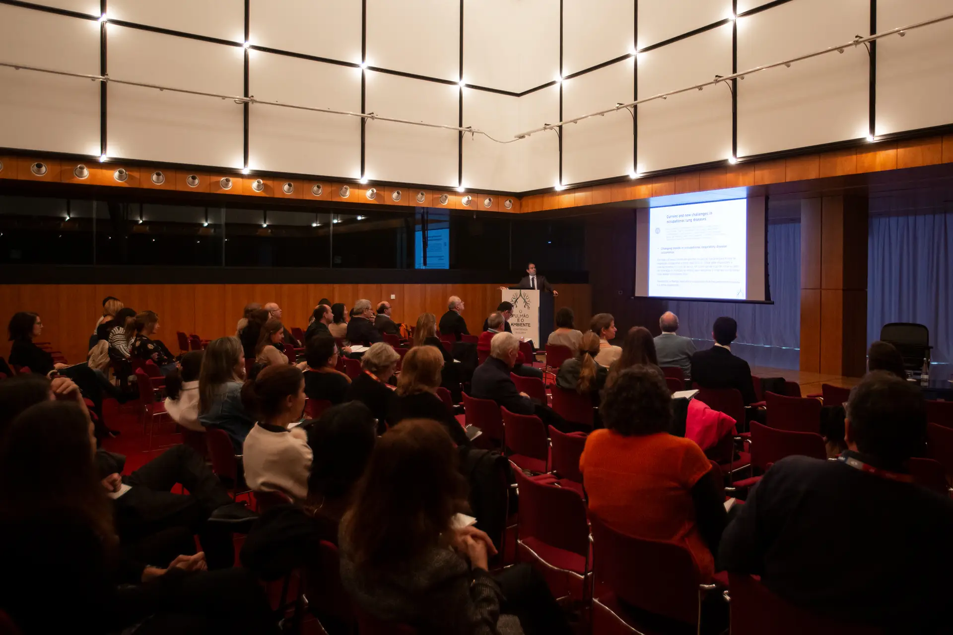 A conferência "O Pulmão e o Ambiente", organizada pela Sociedade Portuguesa de Pneumologia em parceria com o Expresso, colocou dezenas de especialistas em torno da importância da qualidade do ar, da mudança de hábitos e da aposta em mais prevenção na saúde ocupacional. O evento, garante a SPP, regressará no próximo ano para continuar a sensibilizar a comunidade médica e a população